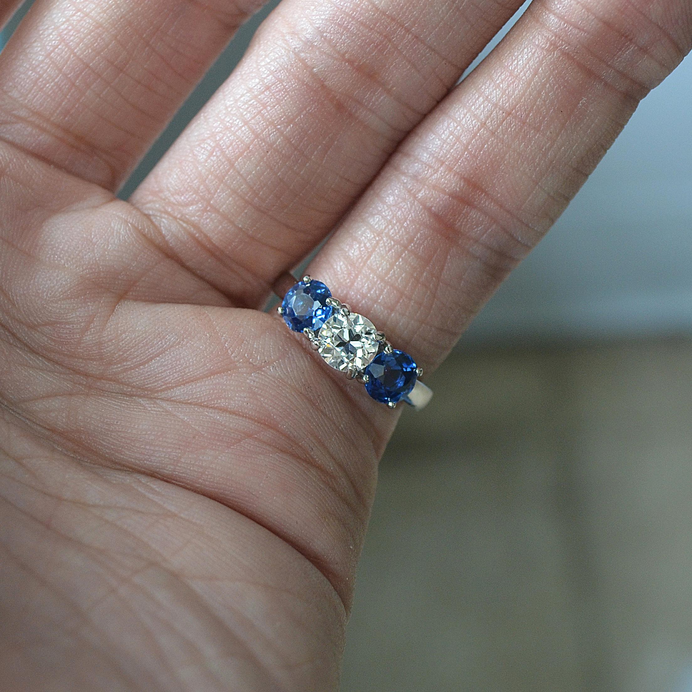 Dreisteiniger Verlobungsring mit Diamant und blauem Saphir, zwei Karat TW im Zustand „Neu“ im Angebot in West Hollywood, CA