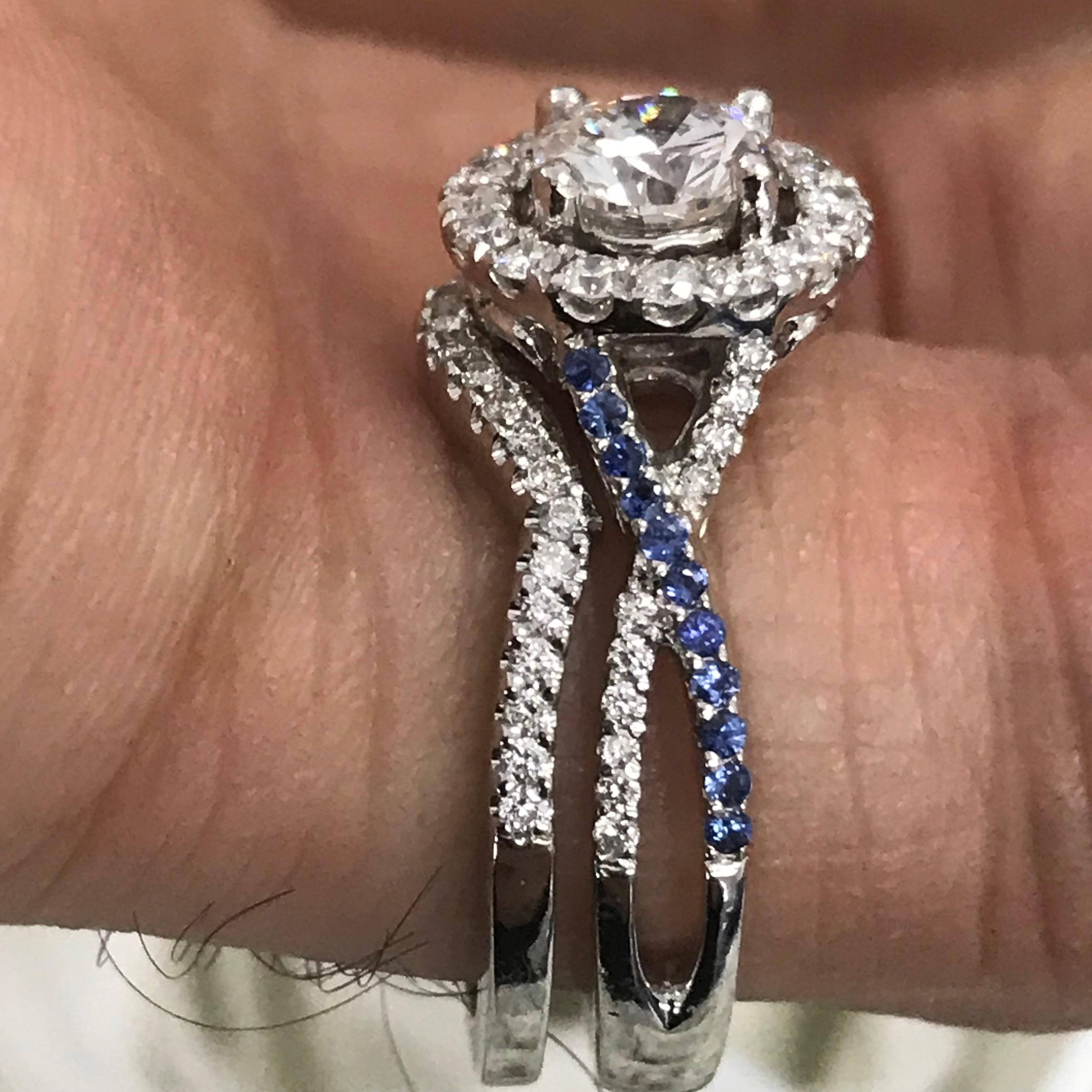 Verlobungsring mit Diamant und blauem Saphir, Ben Dannie (Rundschliff) im Angebot