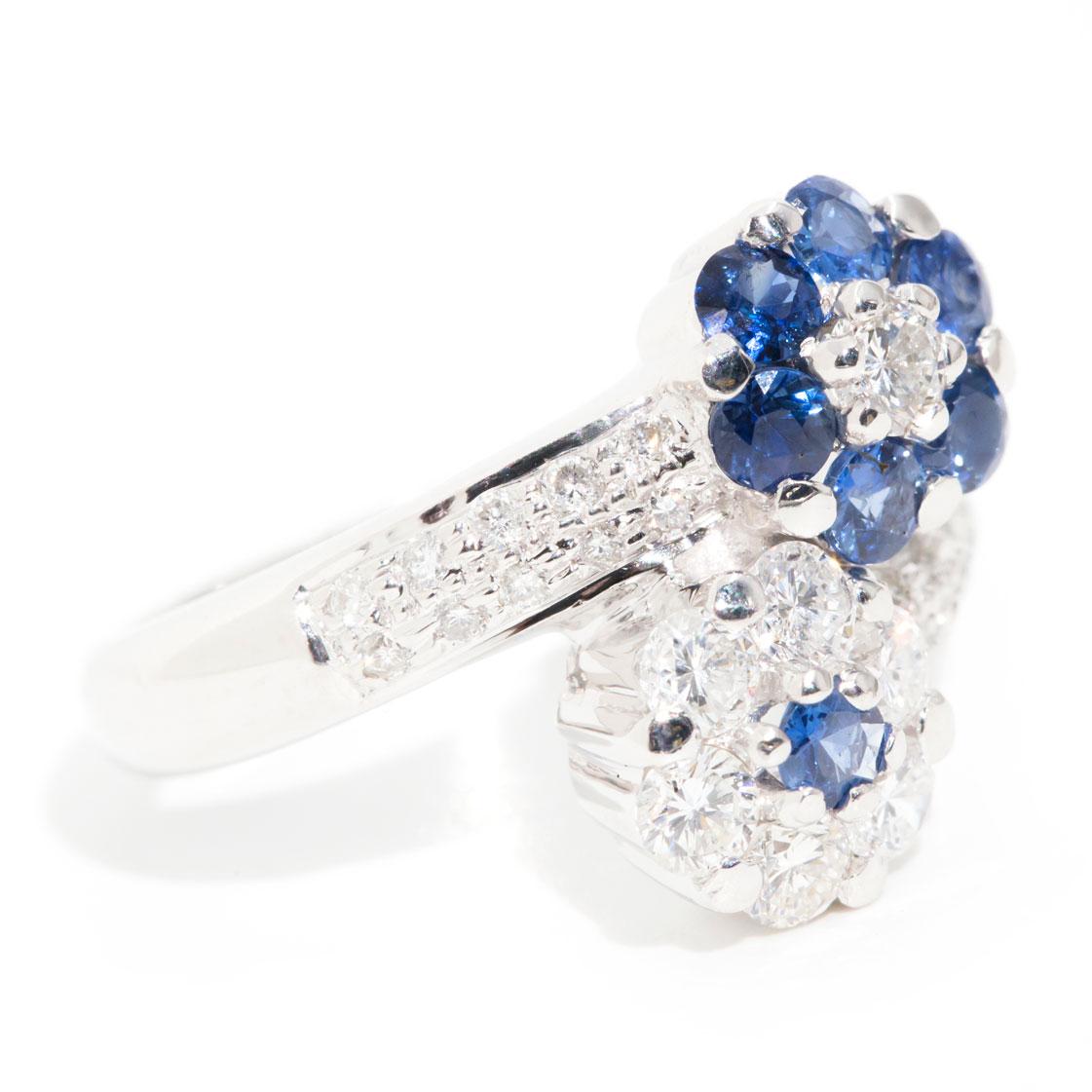 Diamant und blauer Saphir Vintage Blume Cluster Ring in 18ct Weißgold (Moderne) im Angebot