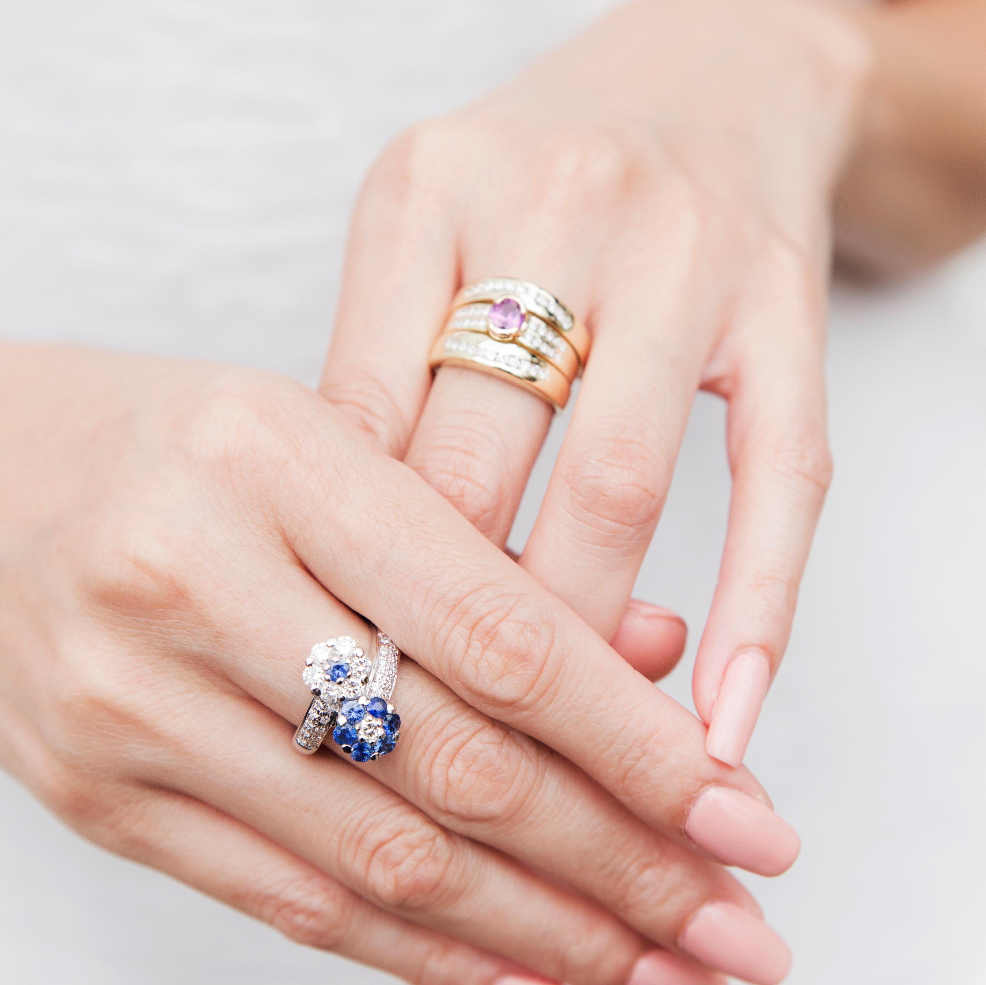 Diamant und blauer Saphir Vintage Blume Cluster Ring in 18ct Weißgold im Zustand „Gut“ im Angebot in Hamilton, AU