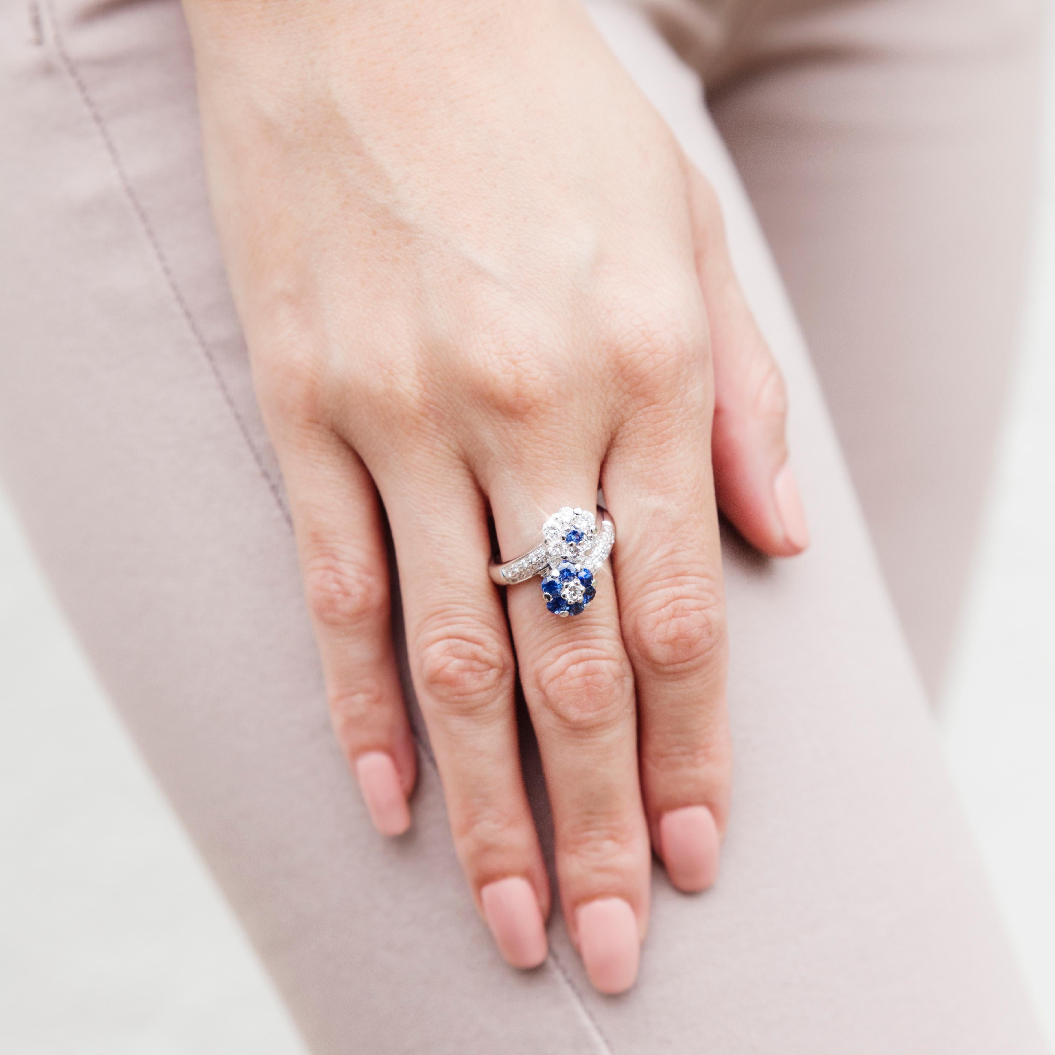 Diamant und blauer Saphir Vintage Blume Cluster Ring in 18ct Weißgold im Angebot 1