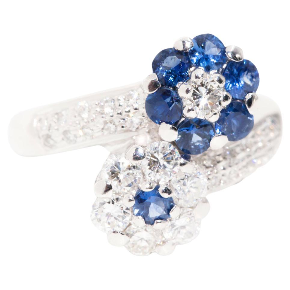 Bague grappe de fleurs vintage en or blanc 18 carats avec diamants et saphirs bleus