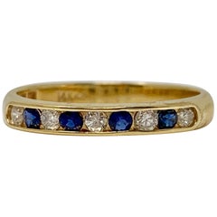 Fede nuziale con diamante e zaffiro blu in oro giallo