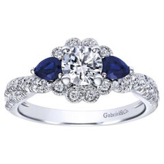 Anello di fidanzamento in oro bianco con diamanti e zaffiri blu