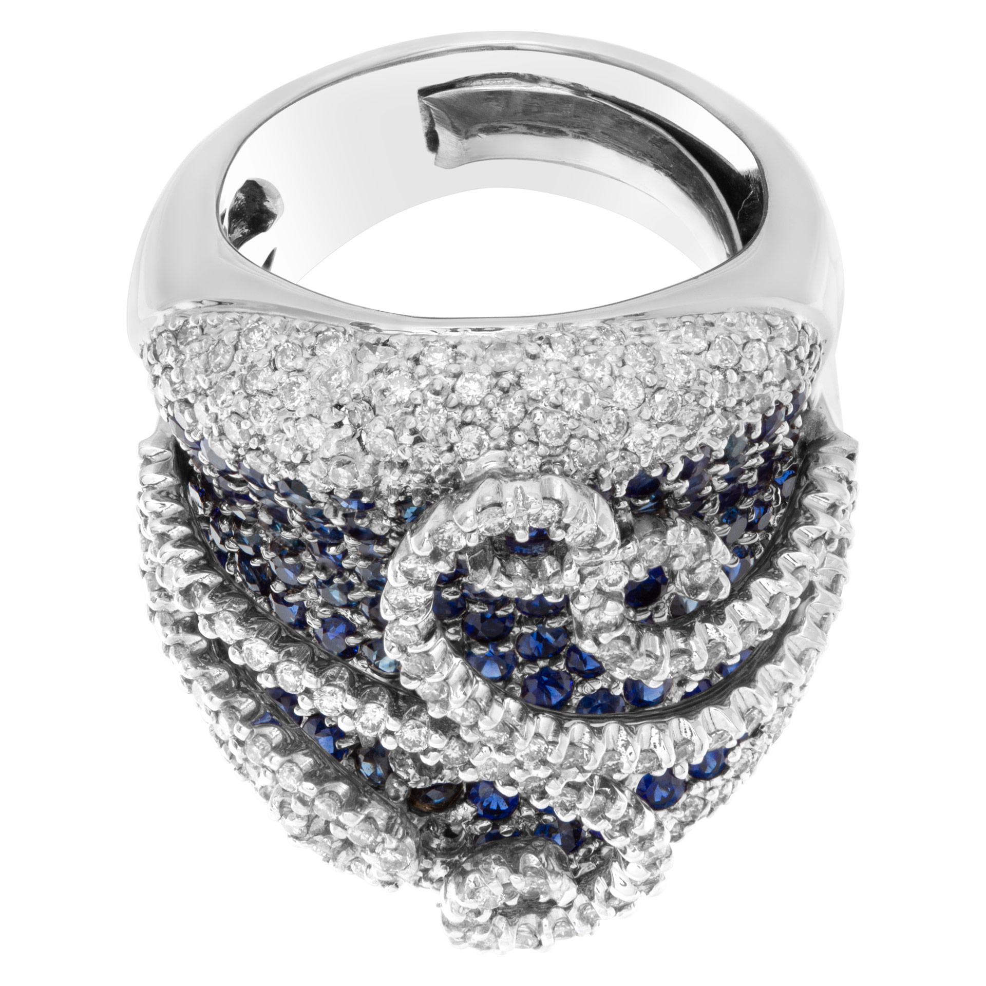 Ring mit Diamanten und blauen Saphiren aus 18k Weißgold im Zustand „Hervorragend“ im Angebot in Surfside, FL