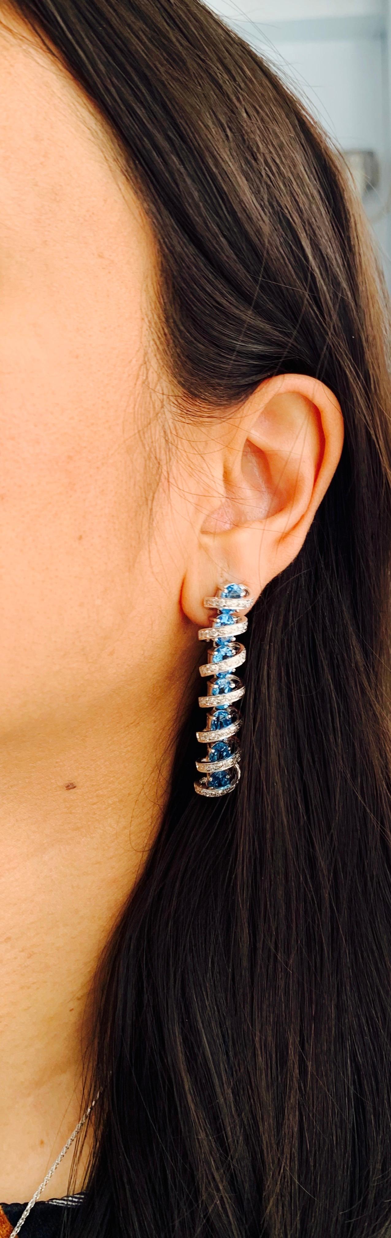 Pendientes de Diamantes y Topacio Azul en Oro Blanco de 18 Kilates en venta 5
