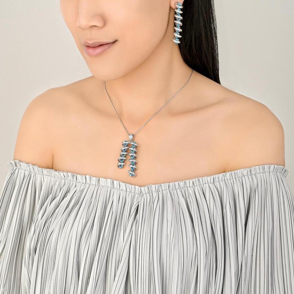 Pendientes de Diamantes y Topacio Azul en Oro Blanco de 18 Kilates en venta 7