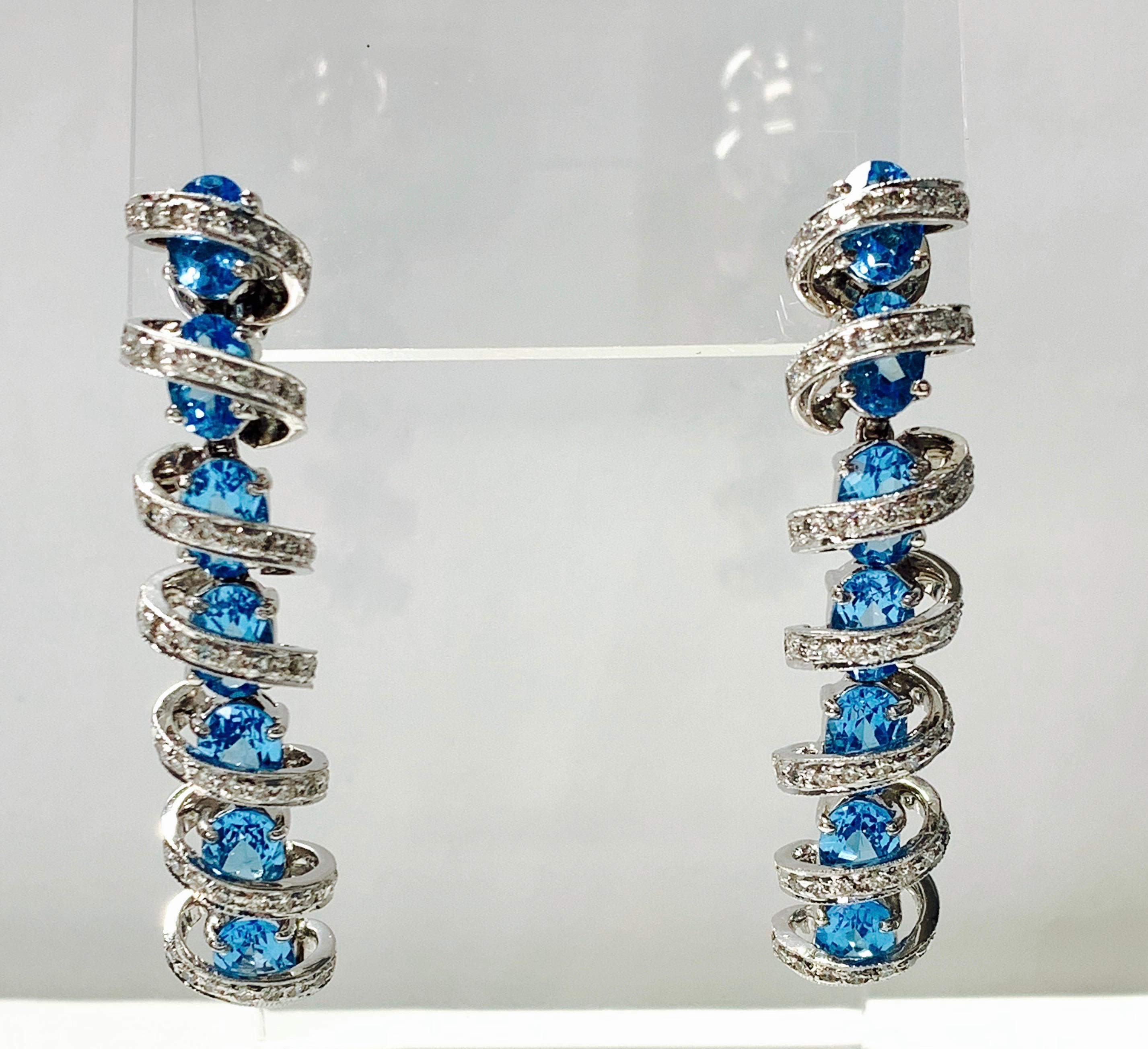Preciosos pendientes de diamantes y topacios azules en oro blanco de 18 quilates. 
Los detalles son los siguientes : 
Peso del diamante : 1.75 quilates ( color GH y claridad VS ) 
Peso del topacio azul : 15 quilates 
Medidas : longitud : 2 pulgadas