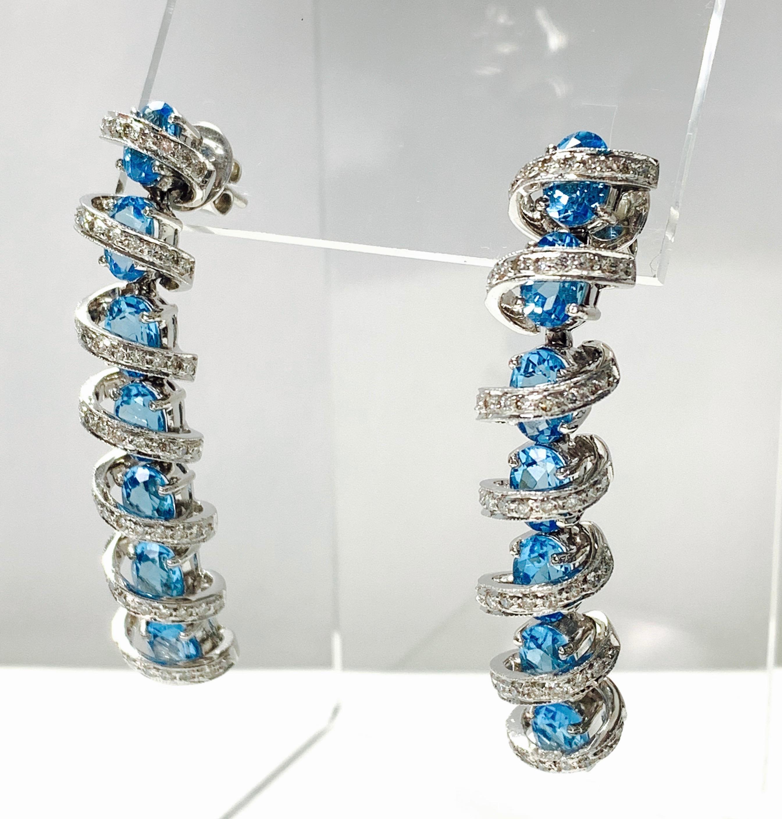 Pendientes de Diamantes y Topacio Azul en Oro Blanco de 18 Kilates Corte redondo en venta
