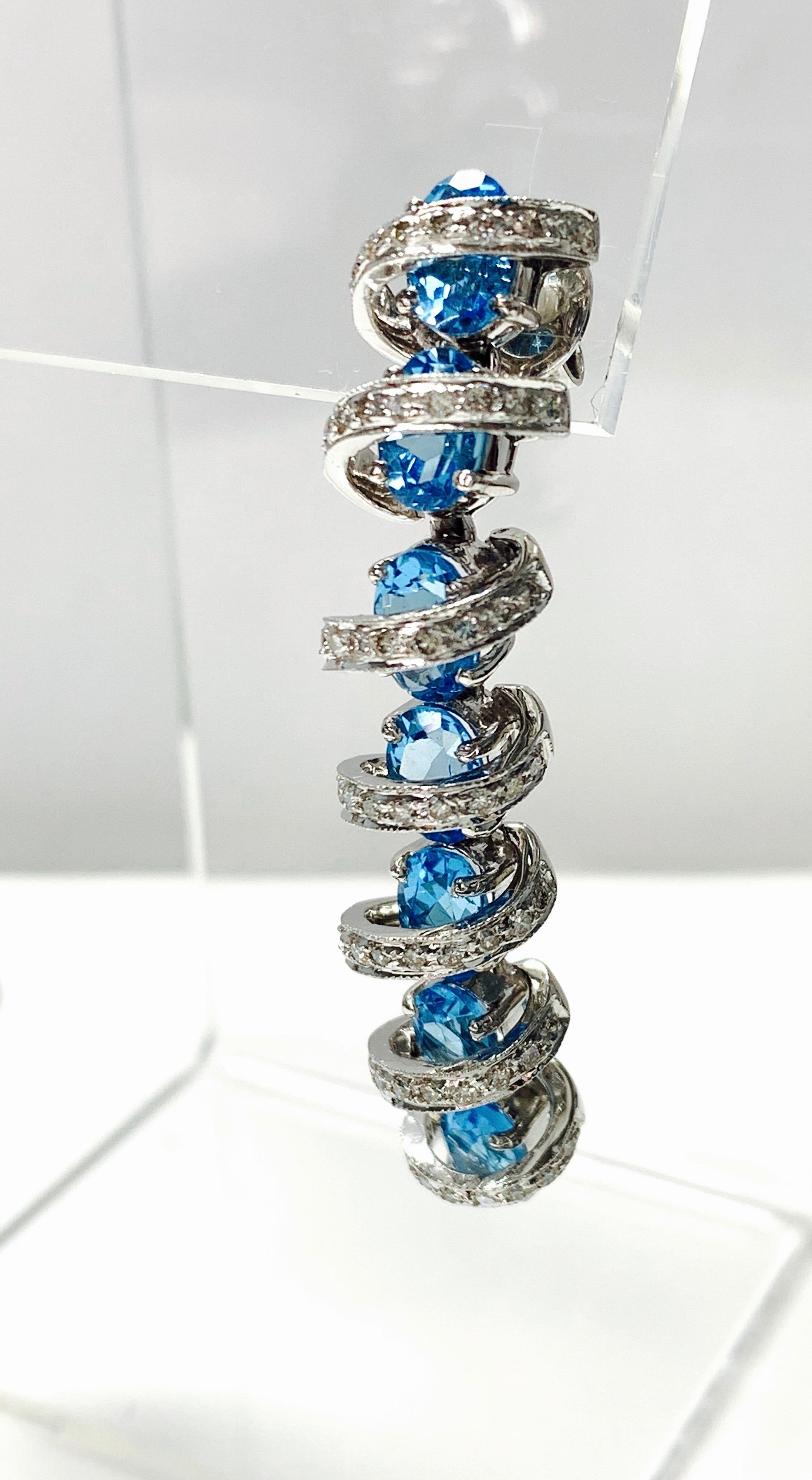 Pendientes de Diamantes y Topacio Azul en Oro Blanco de 18 Kilates en Nuevo estado para la venta en New York, NY