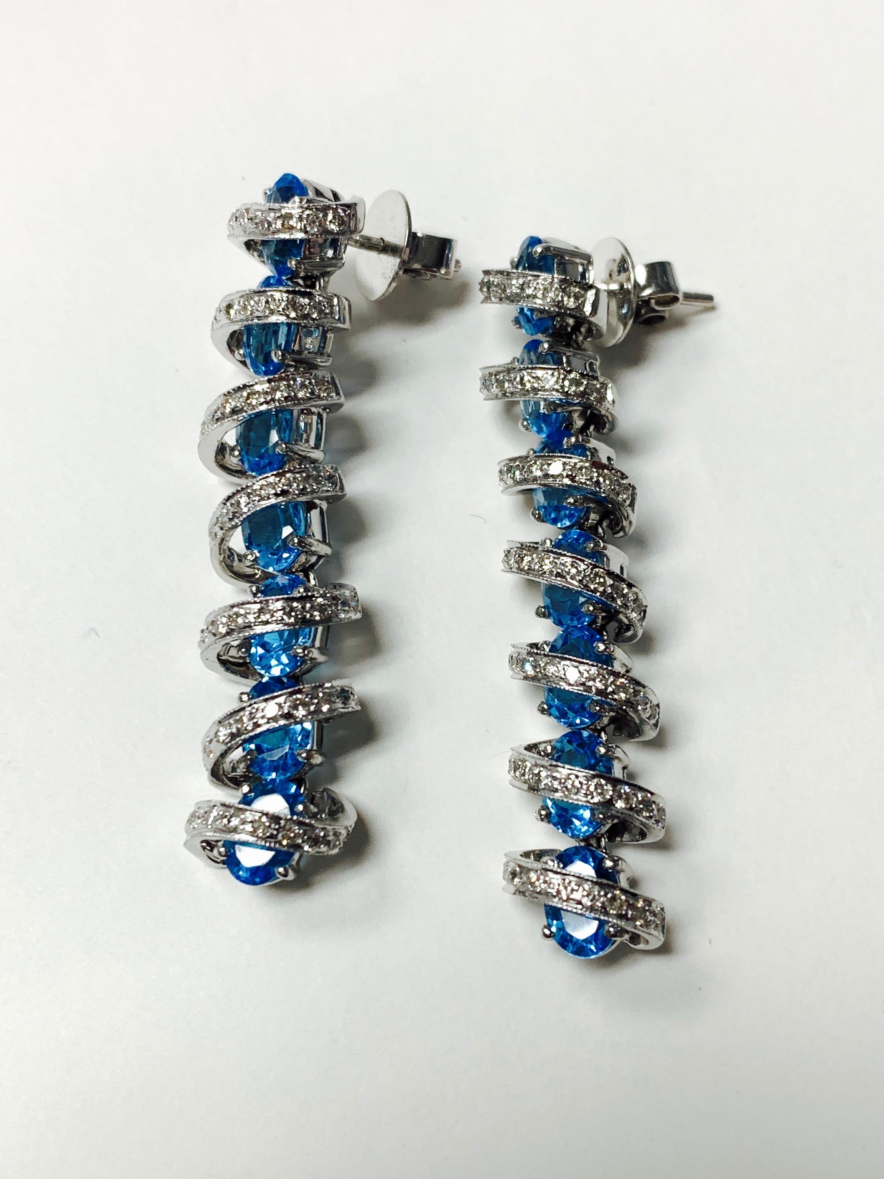 Pendientes de Diamantes y Topacio Azul en Oro Blanco de 18 Kilates en venta 3