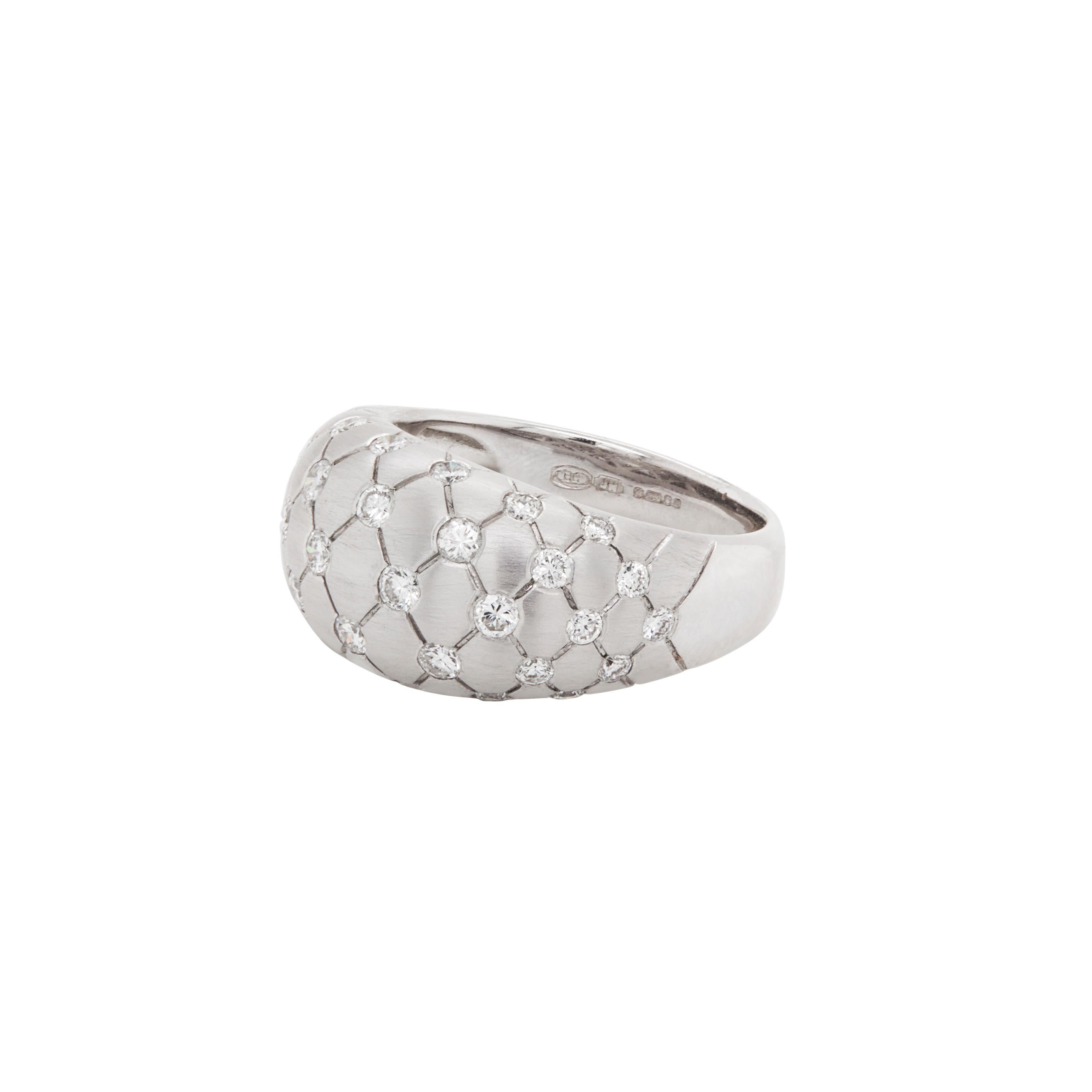 Moderno y sofisticado, este anillo de vestir bombé es un verdadero testimonio de artesanía exquisita y belleza perdurable.

La atrevida pieza está magistralmente elaborada en oro blanco de 18 quilates con acabado mate y presenta un grabado acolchado