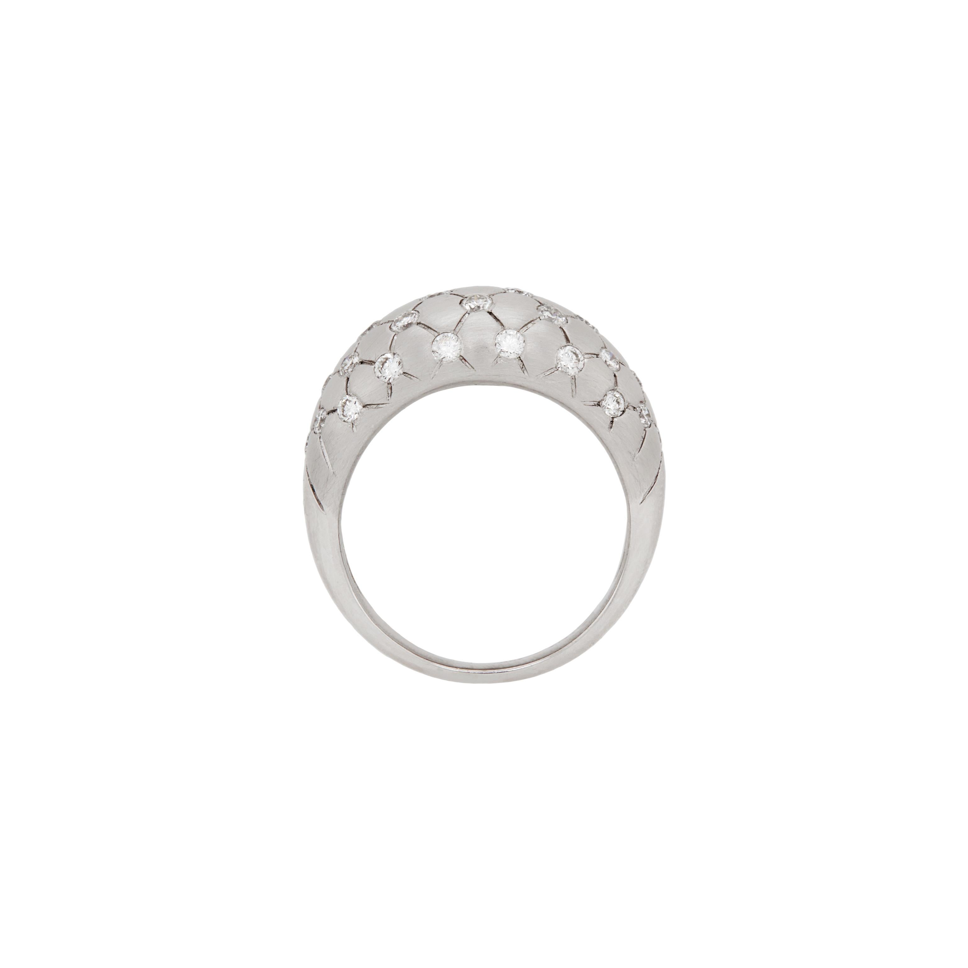 Anillo Cúpula Cónica Acolchada de Diamantes y Oro Blanco Cepillado de 18 Quilates Moderno en venta