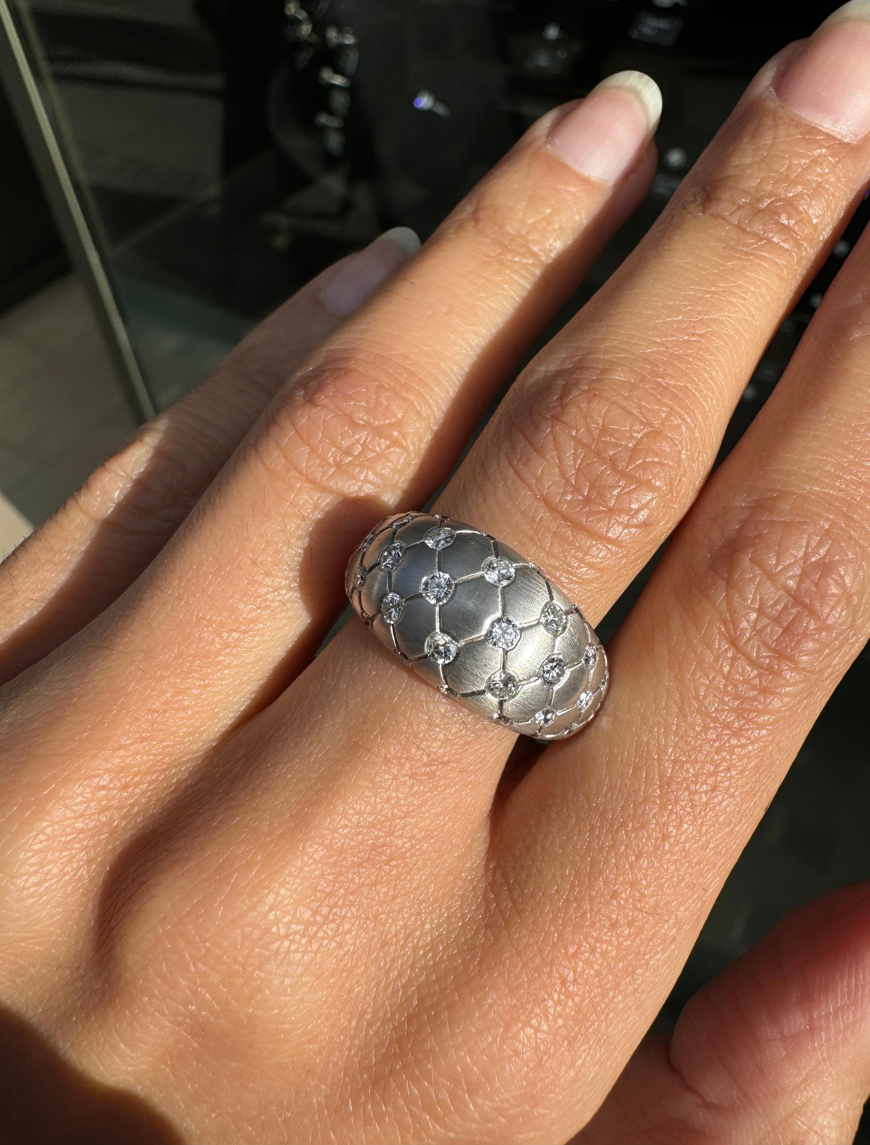 Anillo Cúpula Cónica Acolchada de Diamantes y Oro Blanco Cepillado de 18 Quilates Corte brillante en venta
