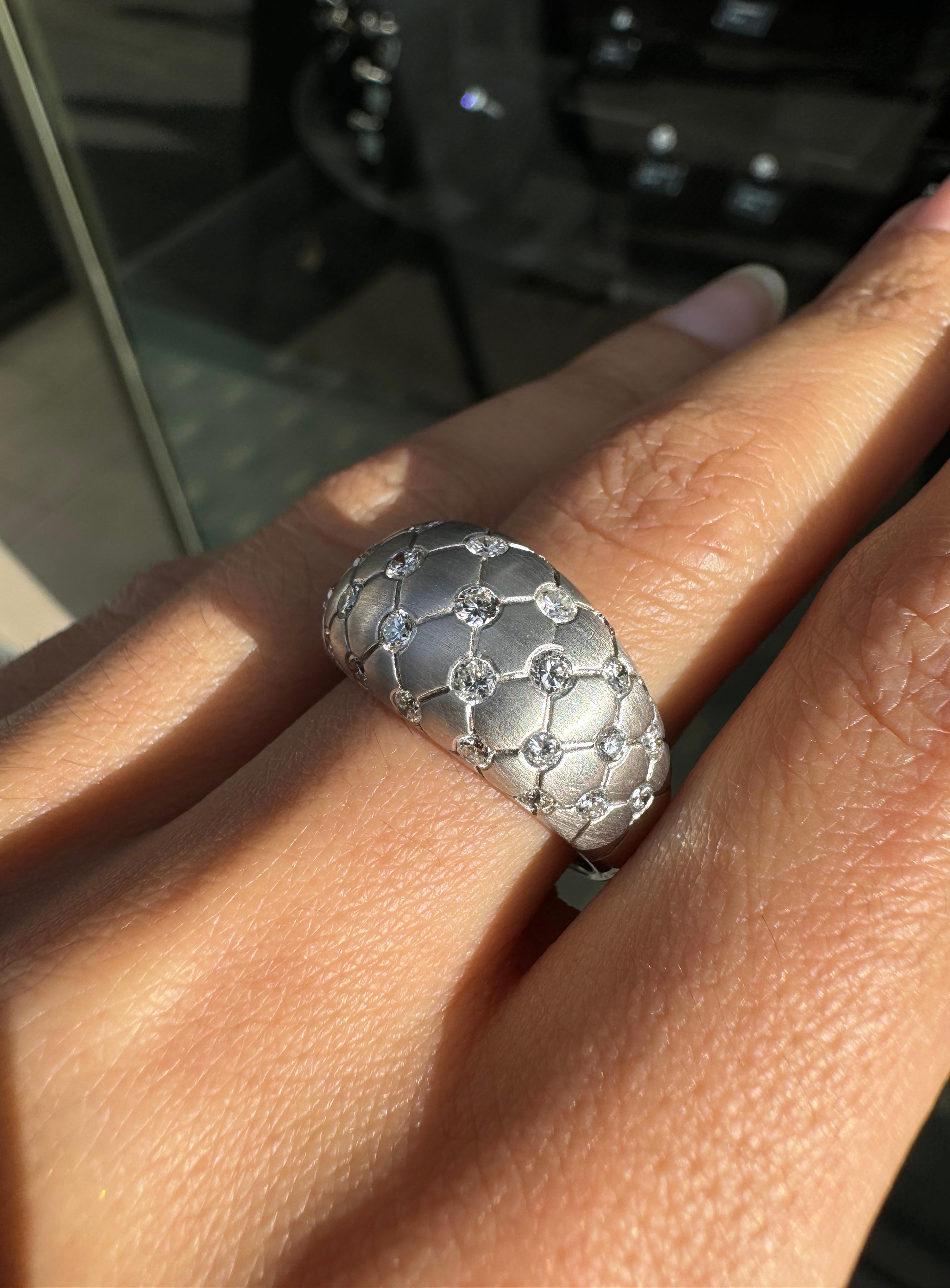 Anillo Cúpula Cónica Acolchada de Diamantes y Oro Blanco Cepillado de 18 Quilates en Nuevo estado para la venta en London, GB