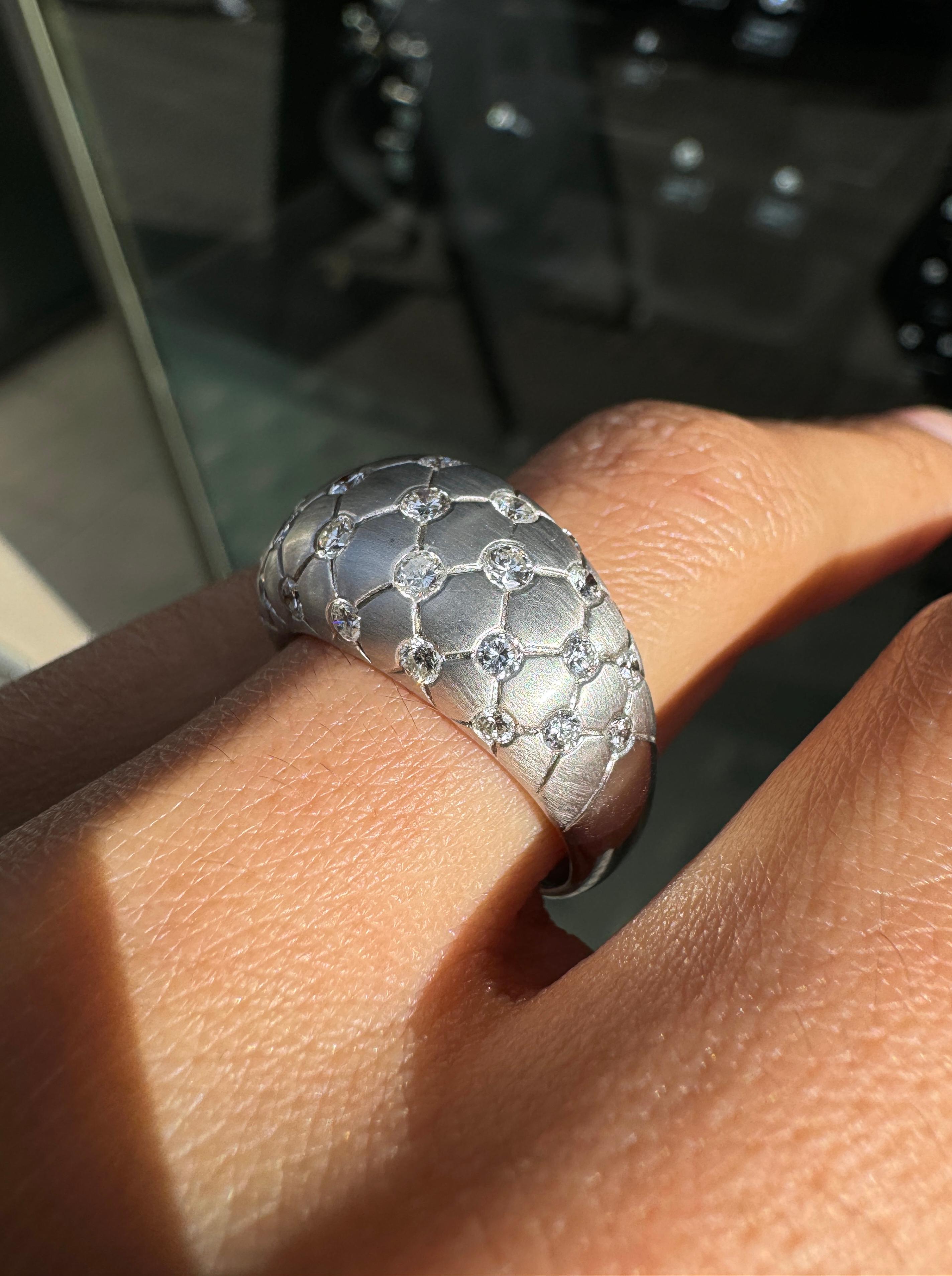 Femenino o masculino Anillo Cúpula Cónica Acolchada de Diamantes y Oro Blanco Cepillado de 18 Quilates en venta