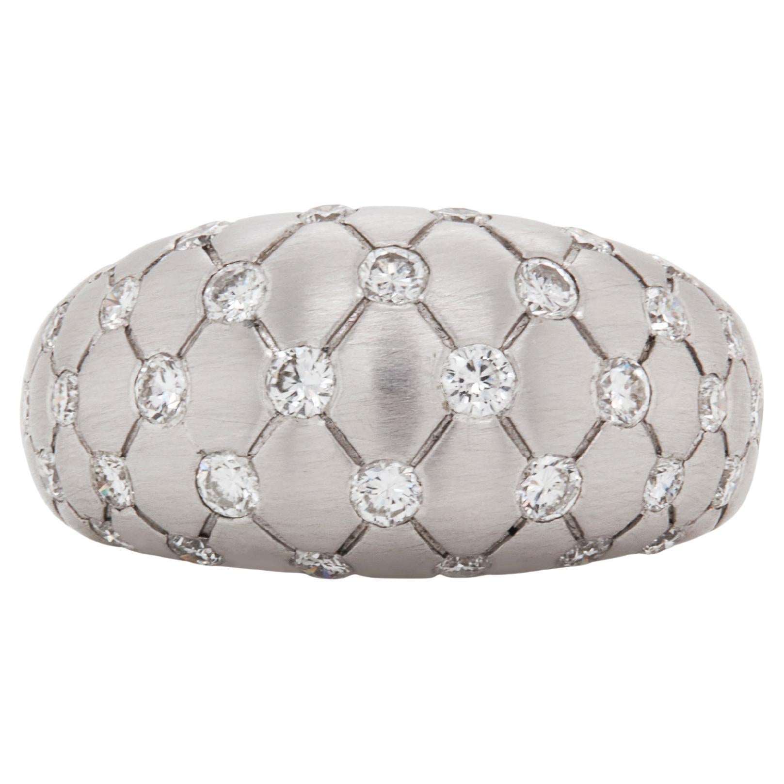 Anillo Cúpula Cónica Acolchada de Diamantes y Oro Blanco Cepillado de 18 Quilates en venta