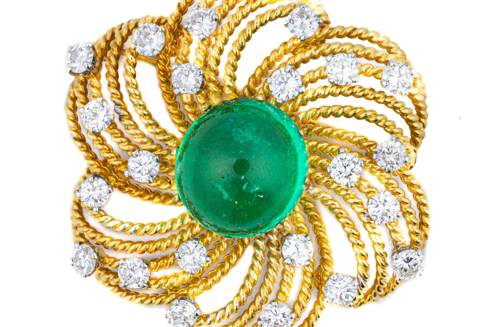 Broche florale en diamant et émeraude cabochon

Description :
Conçue comme une fleur stylisée, cette broche vintage présente au centre une émeraude cabochon d'un vert vif, encadrée par des pétales en boucle en or jaune 18 carats texturé. Chaque