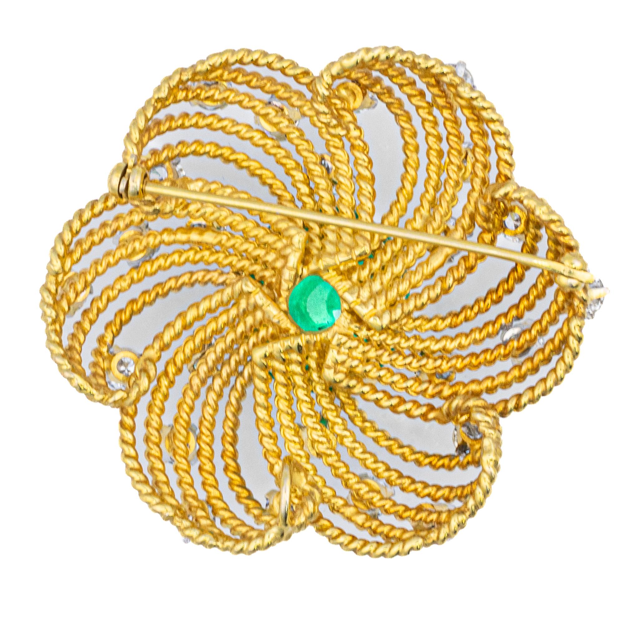 Rétro Broche florale en diamant et émeraude cabochon en vente