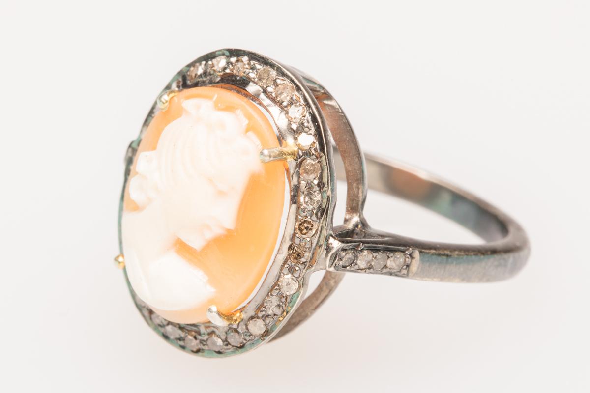 Diamant- und Kamee-Ring aus Sterlingsilber (Rundschliff) im Angebot