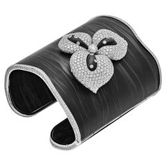 Manschettenarmband mit Diamanten und Kohlenstoff