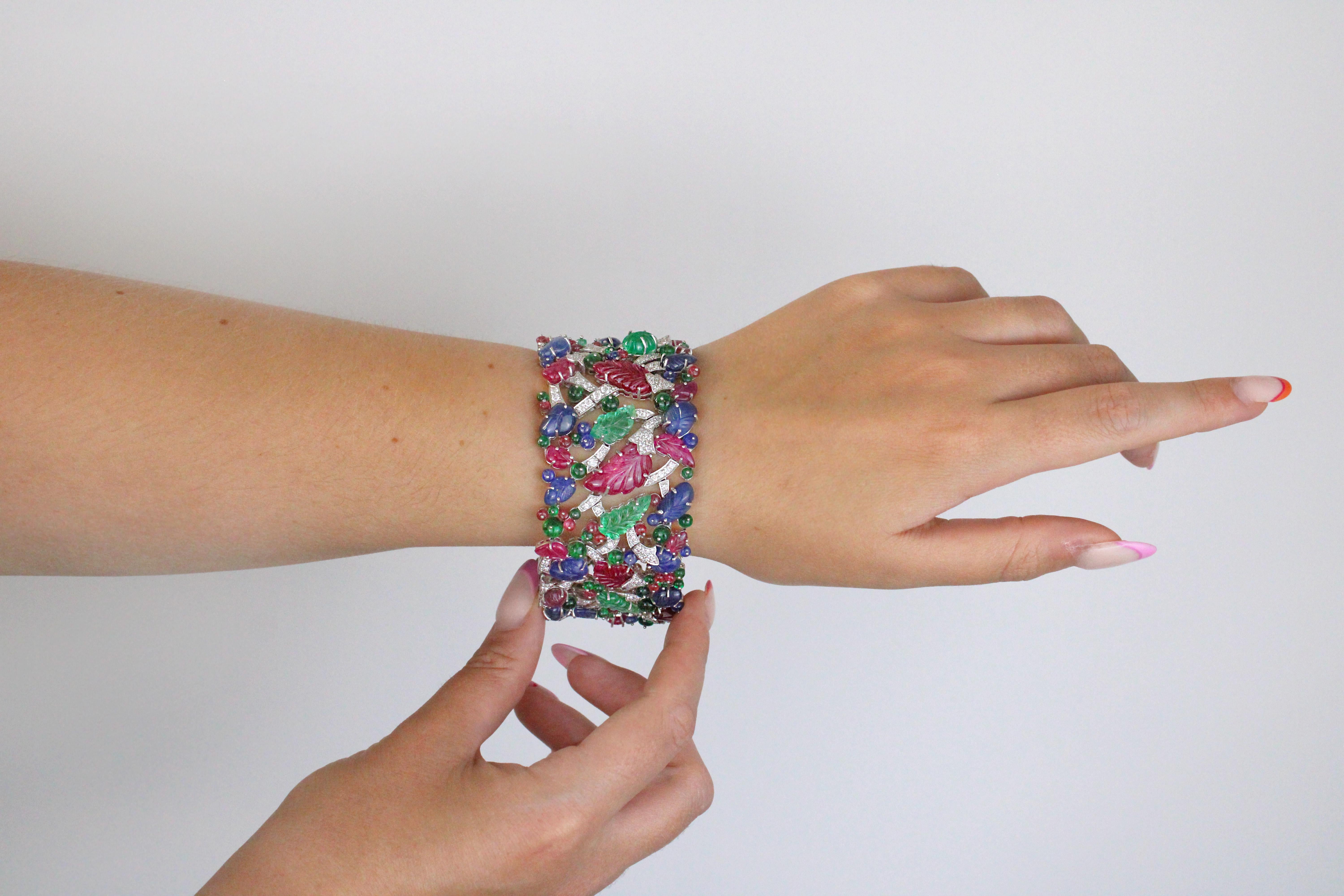 Un bracelet cocktail unique présentant une sélection de pierres précieuses et de perles finement taillées créant un motif de feuilles de vigne en platine. 

Ce bracelet accrocheur est serti de 6,38 ct de diamants naturels (de couleur G-H et de