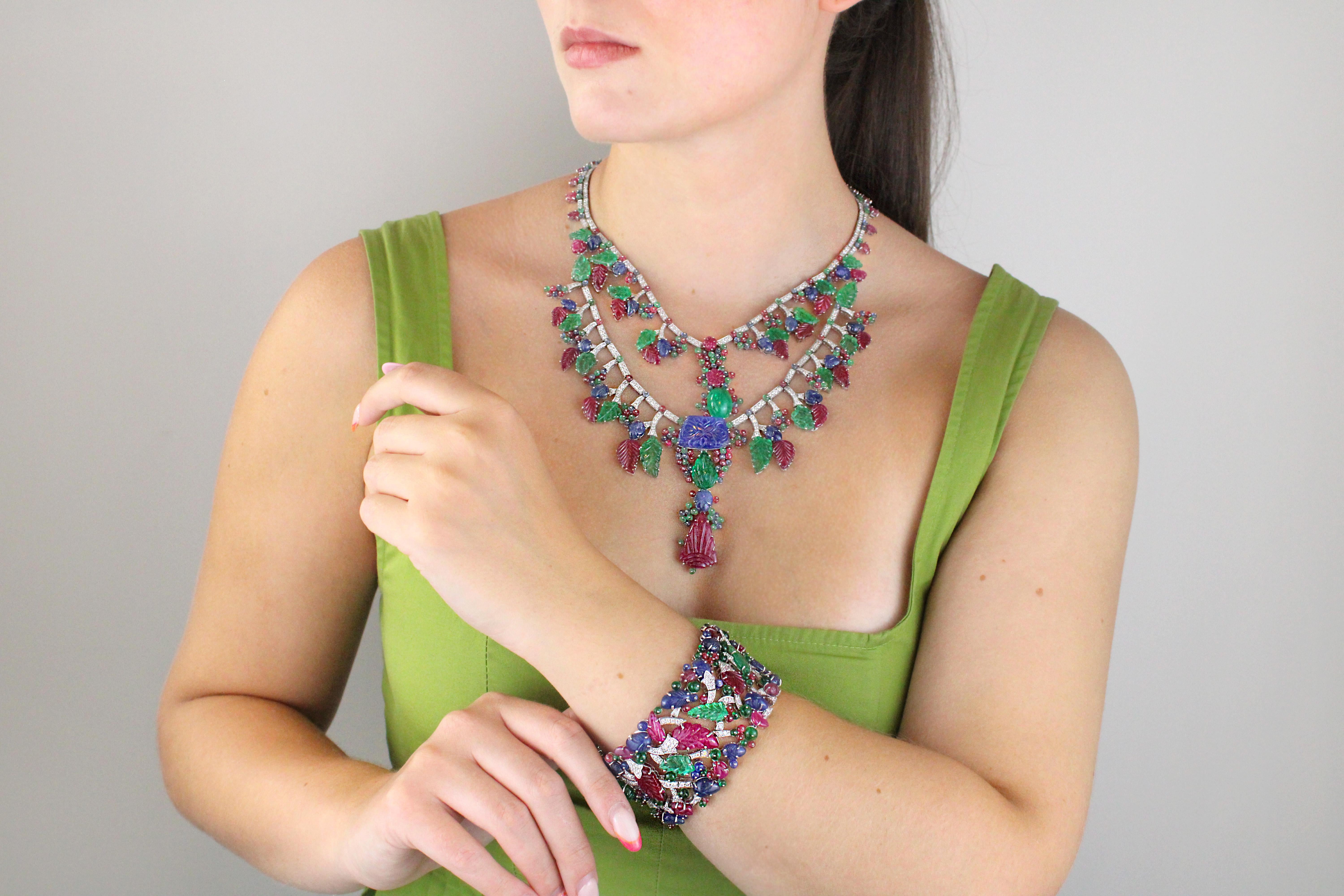 Bracelet en diamant et pierres fines naturelles sculptées en vente 1