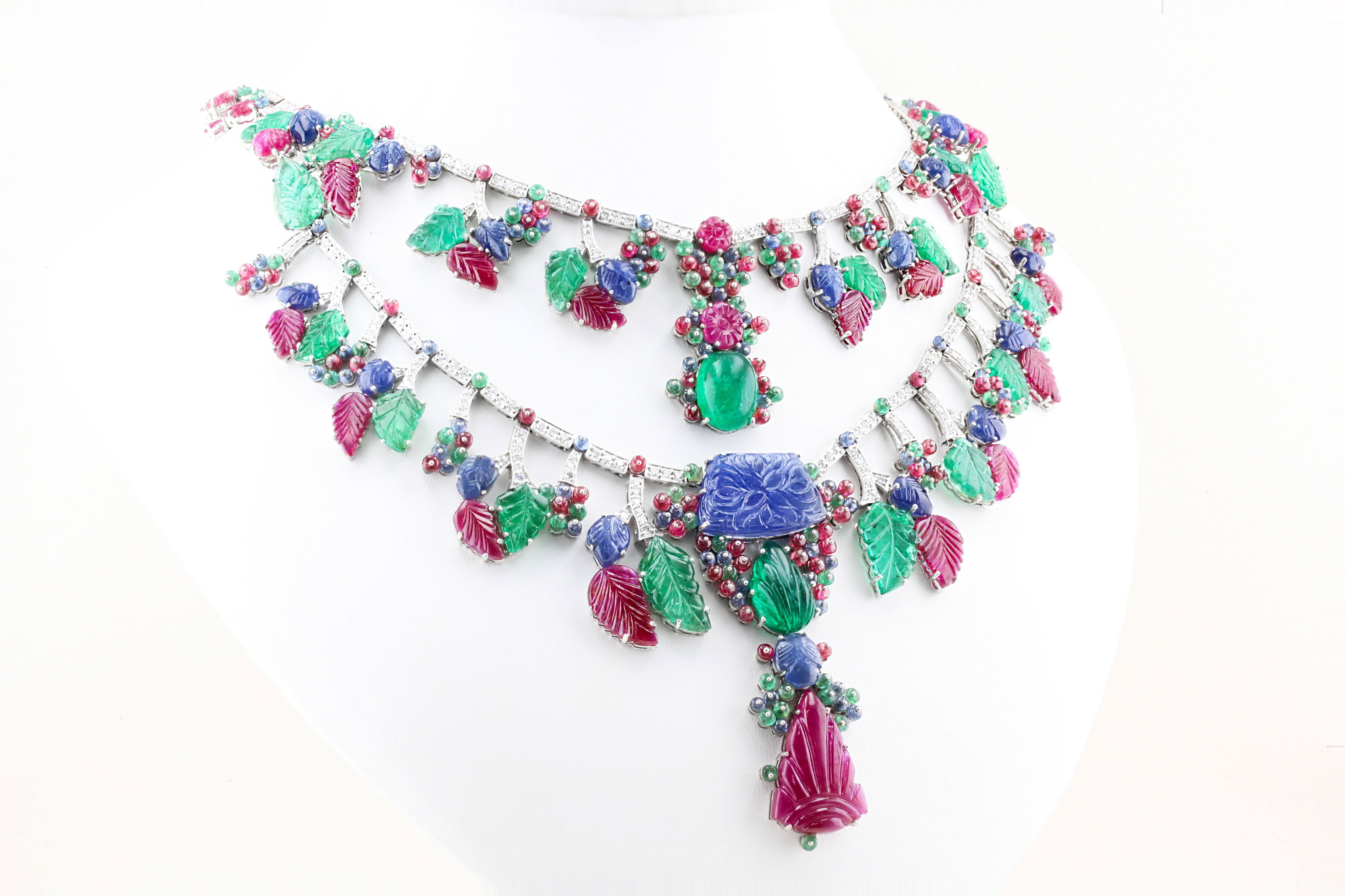 Diamant und geschnitzter natürlicher Edelstein Halskette im Angebot 1