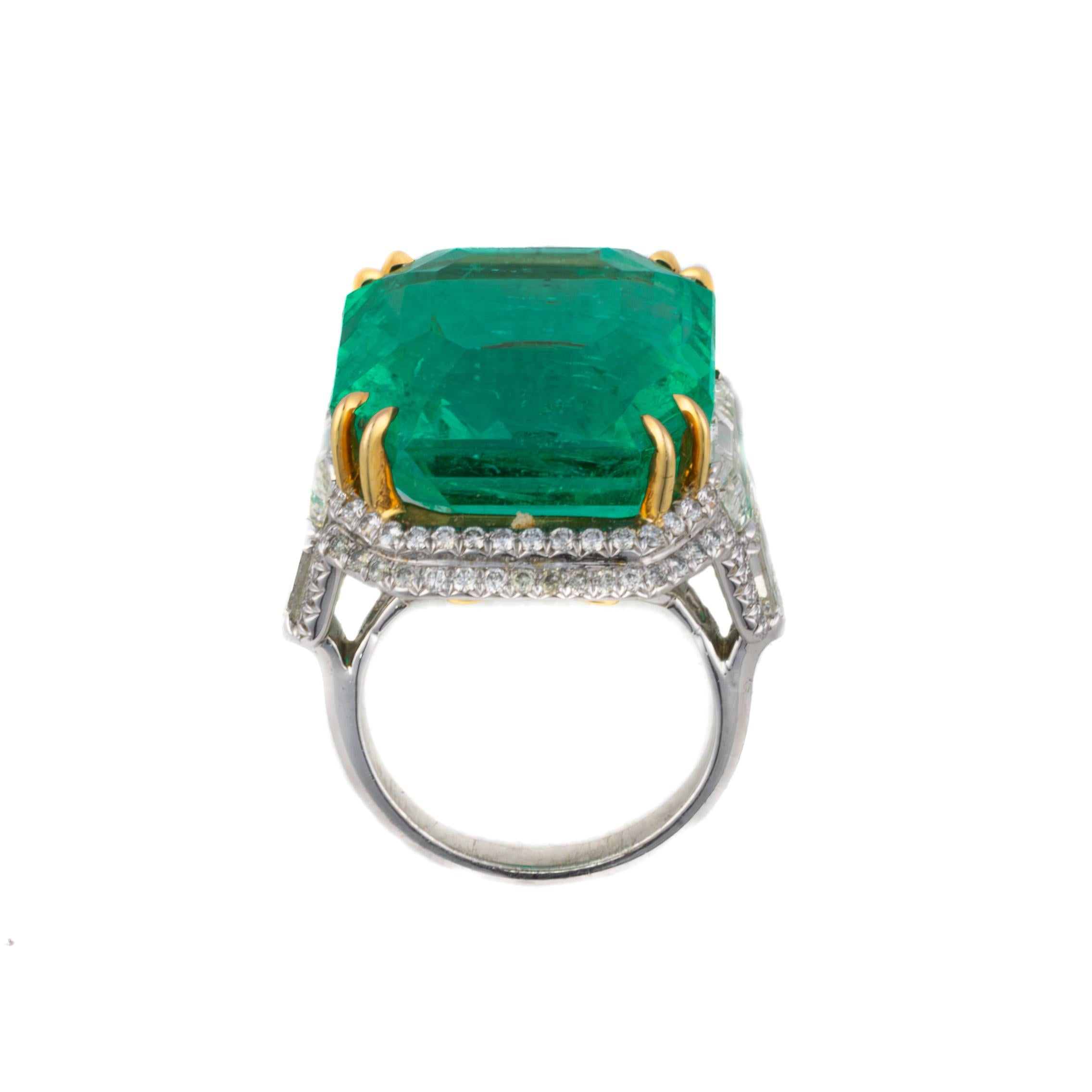 Cocktailring mit Diamant und kolumbianischem Smaragd (Smaragdschliff) im Angebot