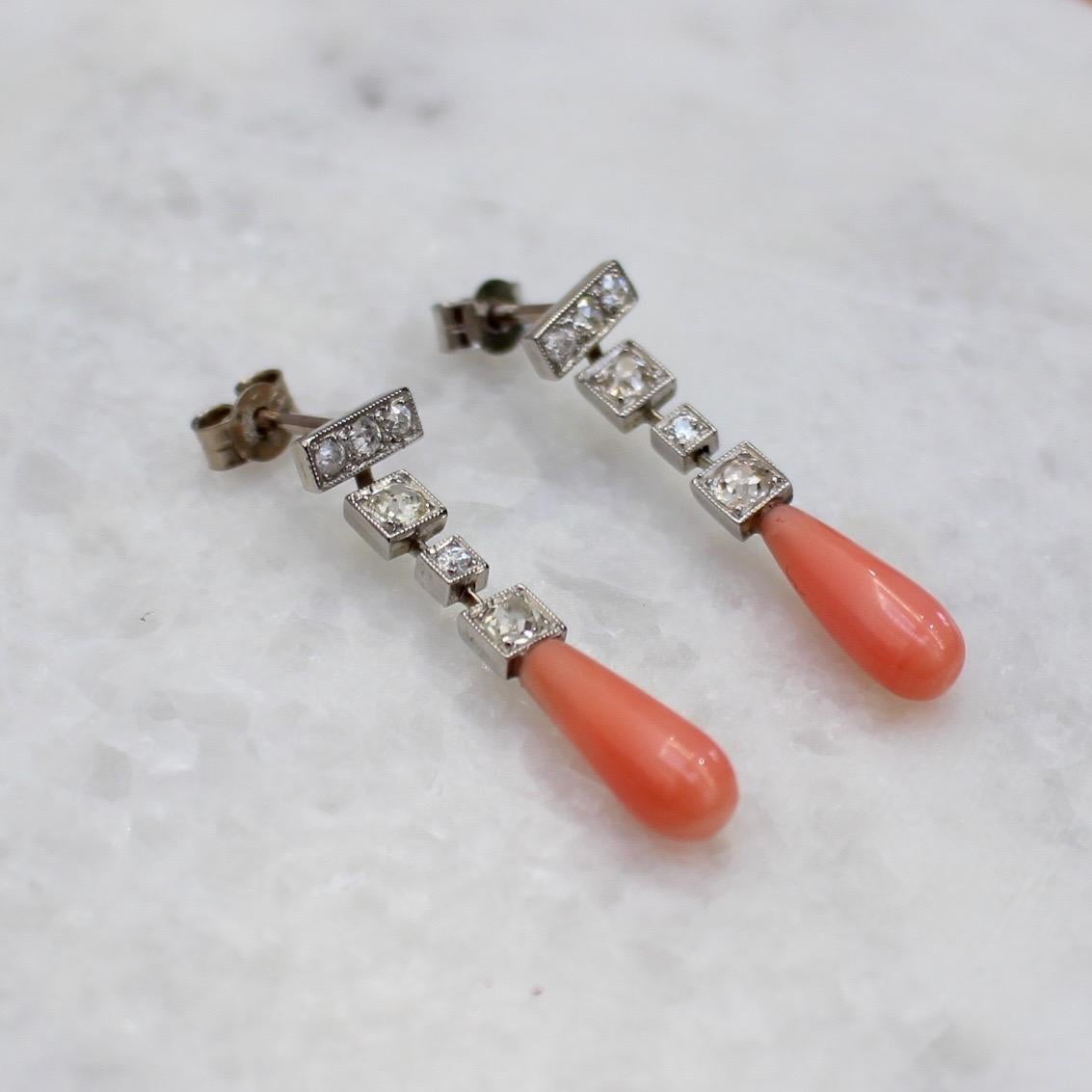 Diamond and Coral Art Deco 18-Carat White Gold Earrings, circa 1950s In Good Condition In London, GB