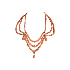 Collana di corallo con diamanti e pelle d'angelo degli anni '60.