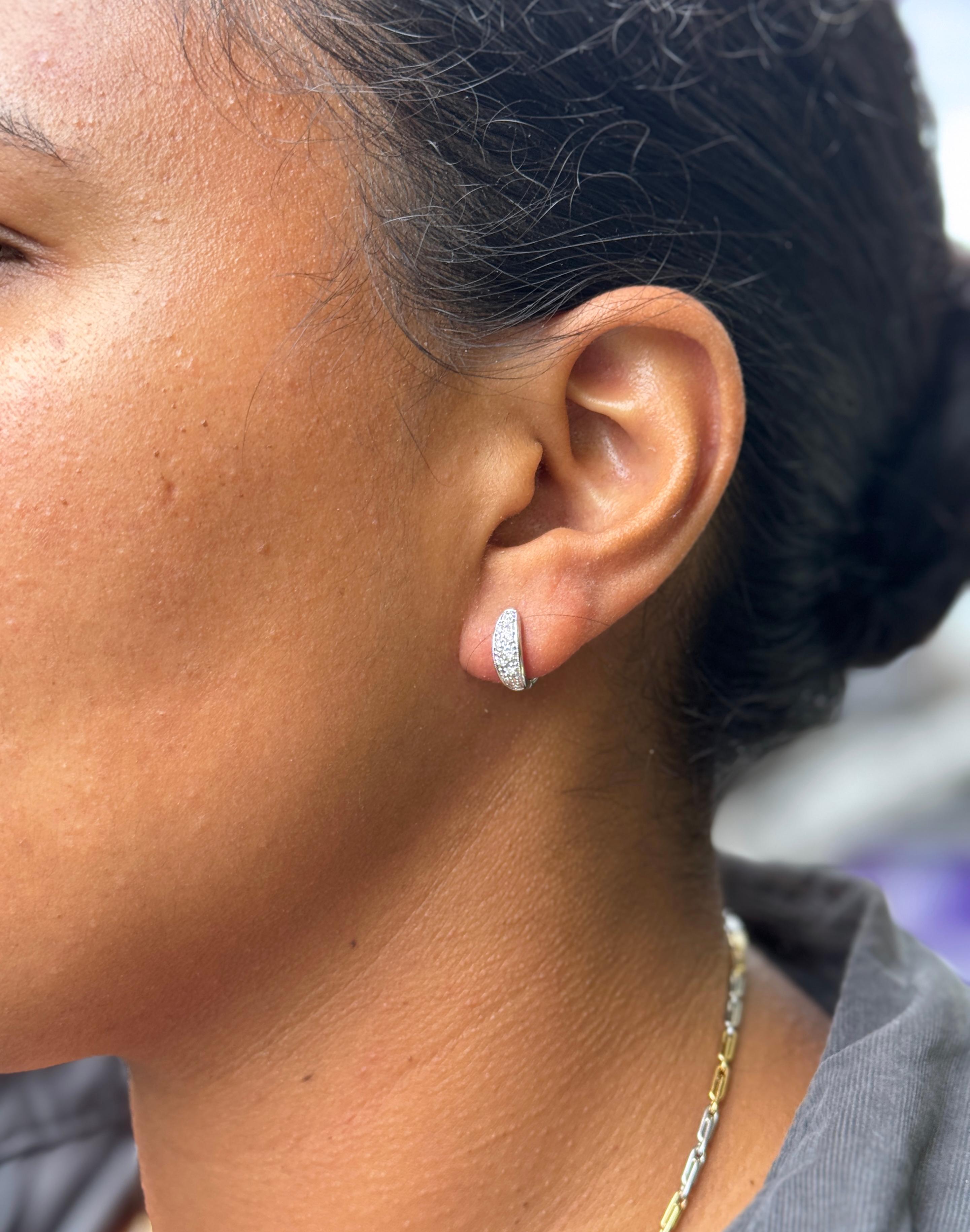Diamond and Cultured Pearl 18 Carat White Gold Day and Night Dangle Earrings In Excellent Condition For Sale In London, GB
