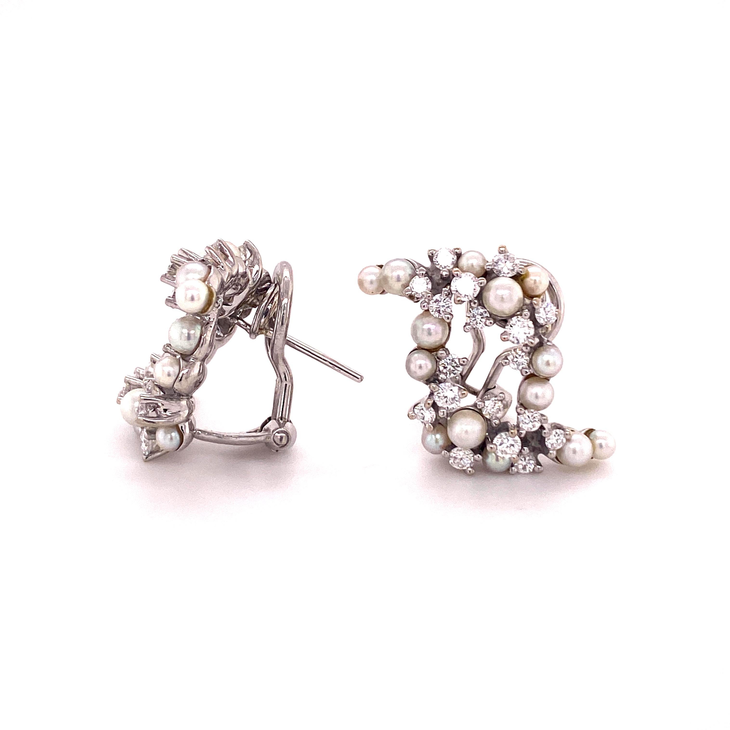 Enchanting ear clips in white gold 750. The elegant swing and fine work give these earrings a delicate and light look.
Set in prongs with 36 brilliant-cut diamonds totalling 1.00 ct of gem quality. 28 small cultured pearls are smartly placed