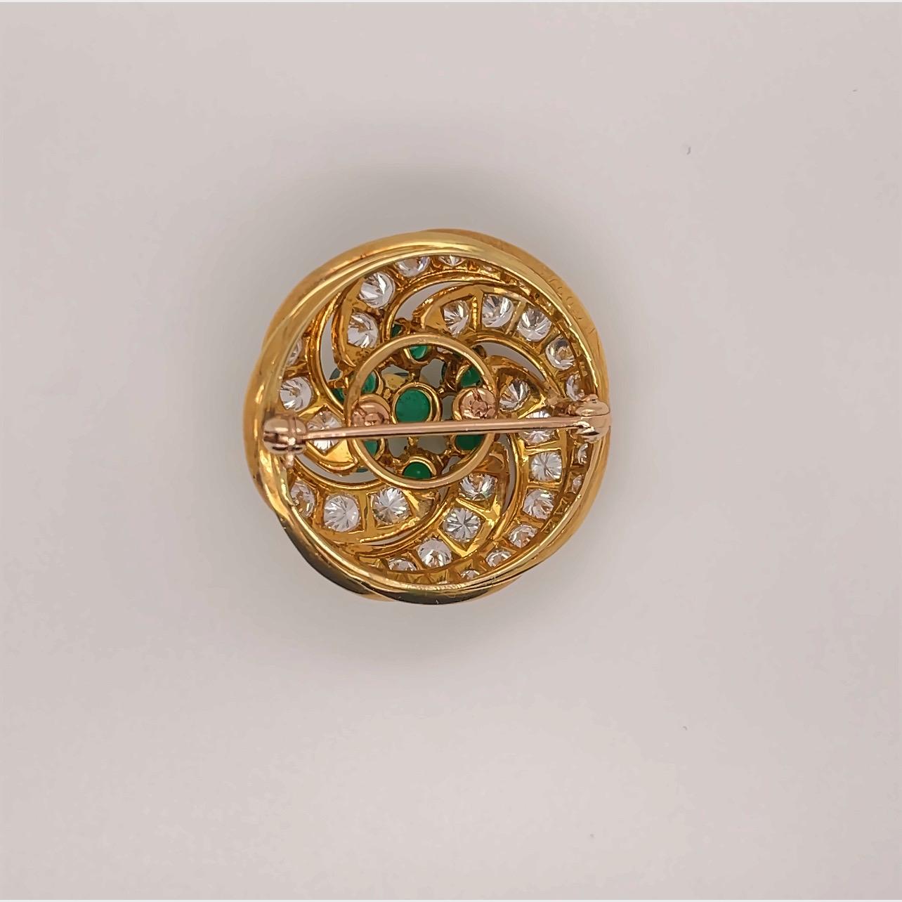 Contemporary Diamond and Emerald Vintage Spiral Circle PIN/Brooch. 18K Yellow Gold For Sale