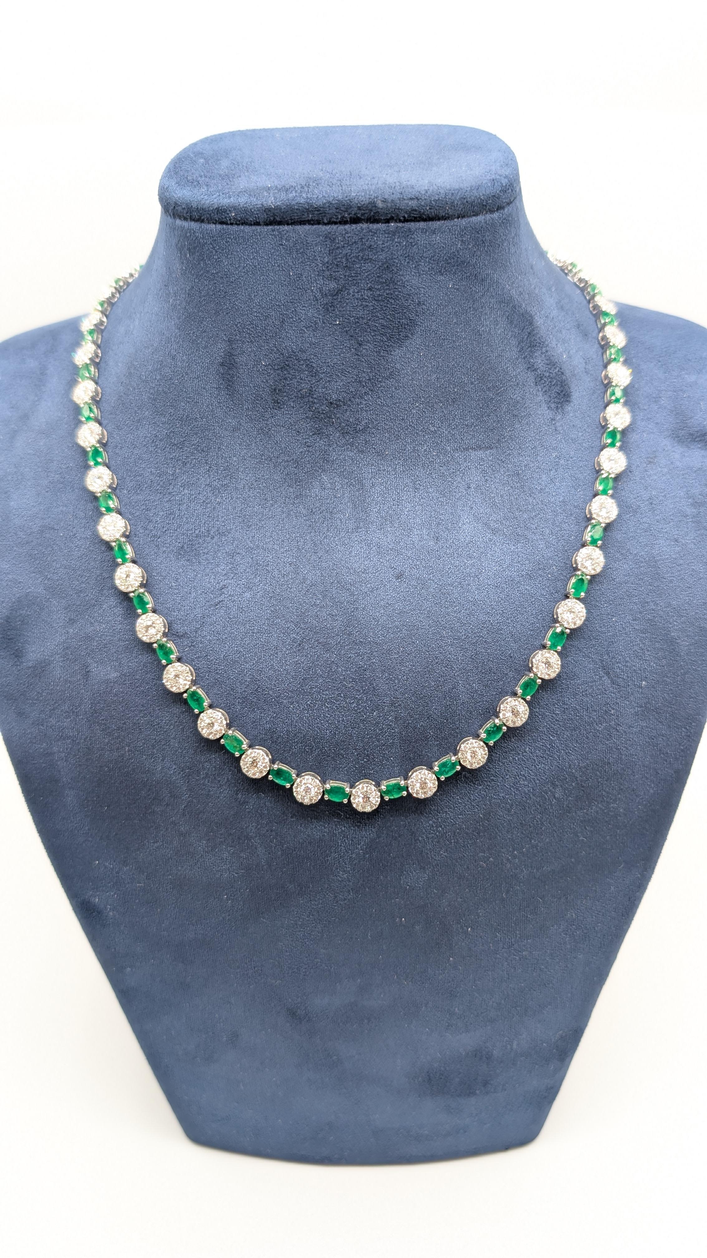 Una dichiarazione mozzafiato di eleganza e maestria, questa splendida collana mostra un'alternanza di smeraldi a taglio ovale per un totale di circa 13,50 carati, abbinati a diamanti tondi brillanti per un totale di 7,50 carati. Il verde vibrante