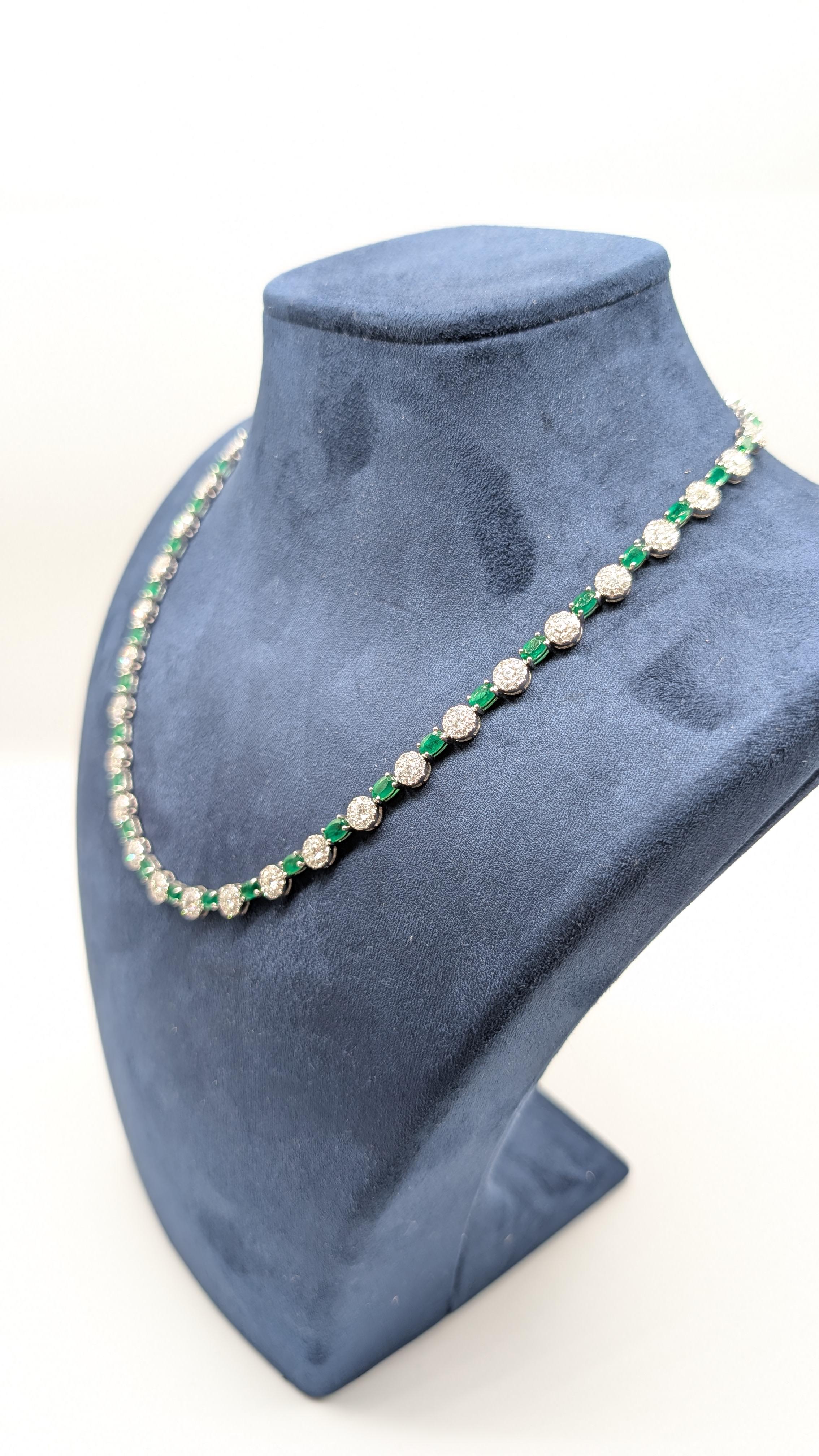 Taglio ovale Collana tennis alternata con diamanti e smeraldi. A. Stone. Oro bianco 18 carati in vendita