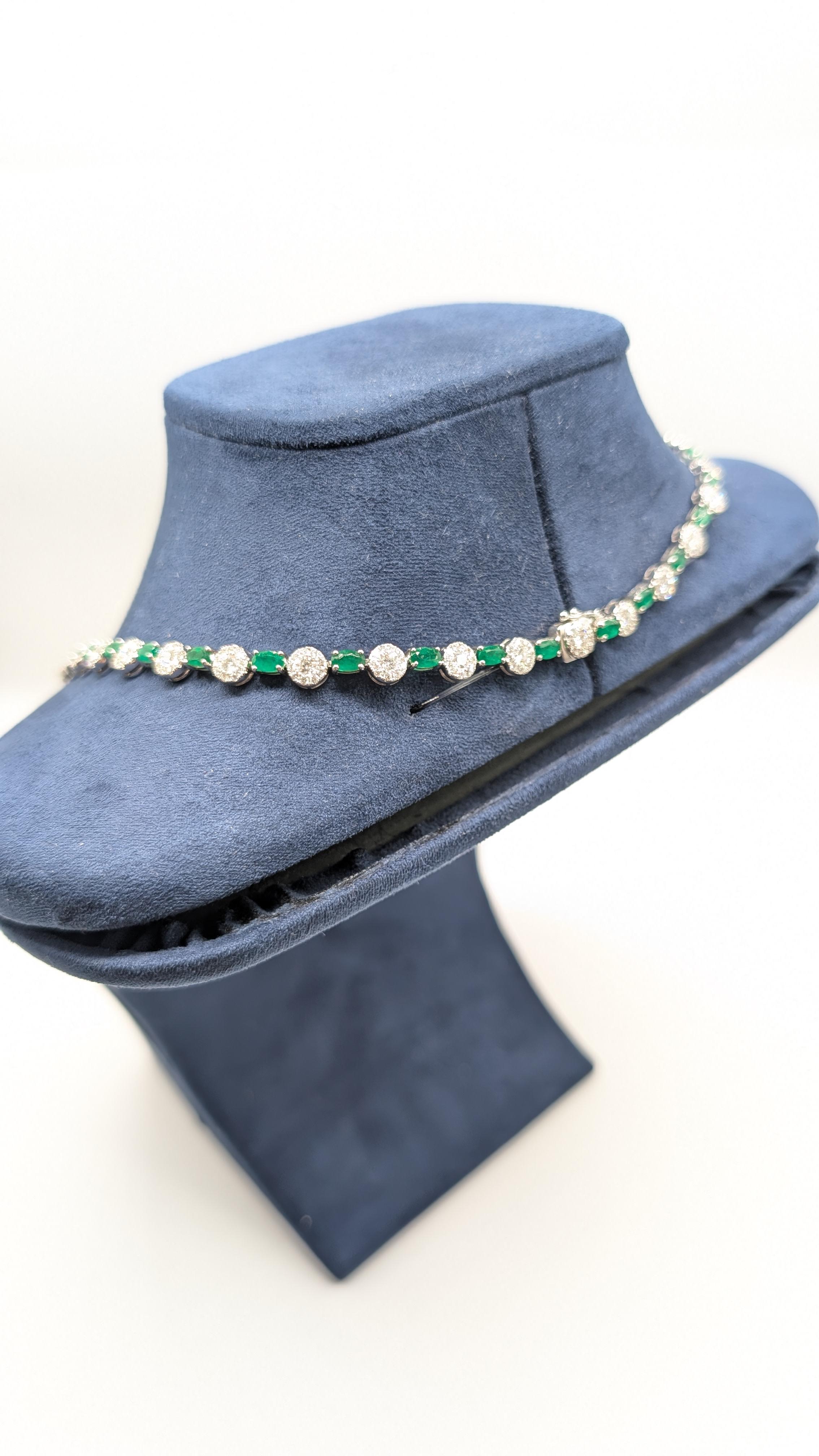Collana tennis alternata con diamanti e smeraldi. A. Stone. Oro bianco 18 carati In condizioni Nuovo in vendita a New York, US
