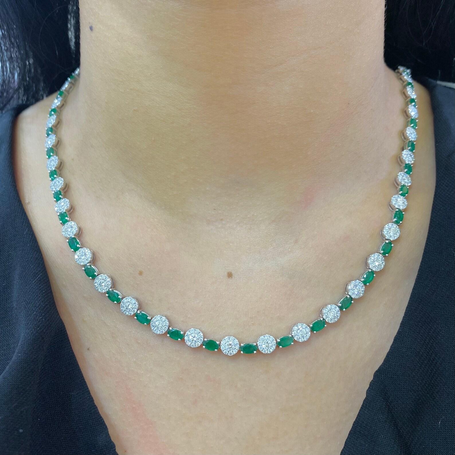 Collana tennis alternata con diamanti e smeraldi. A. Stone. Oro bianco 18 carati in vendita 1
