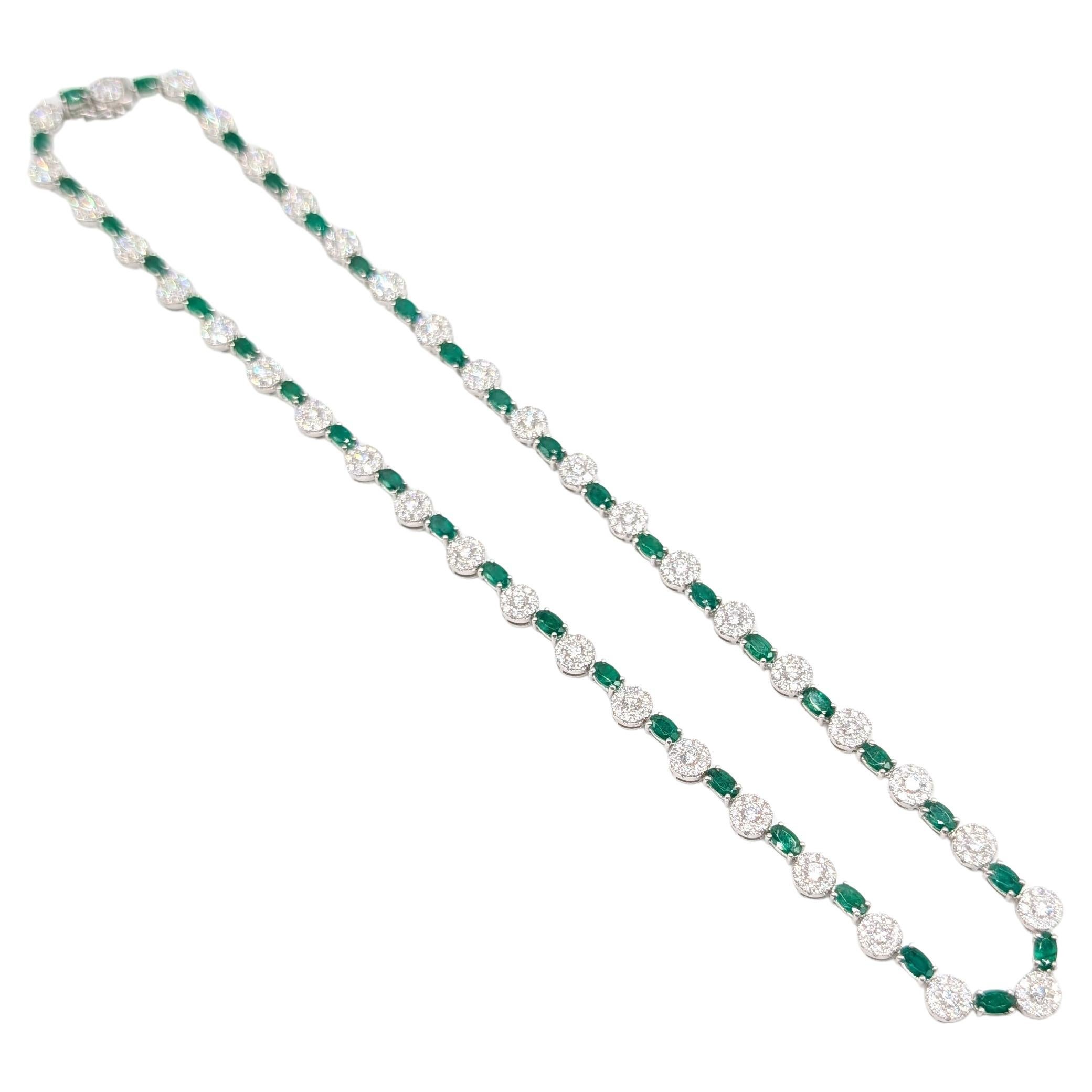 Collana tennis alternata con diamanti e smeraldi. A. Stone. Oro bianco 18 carati in vendita