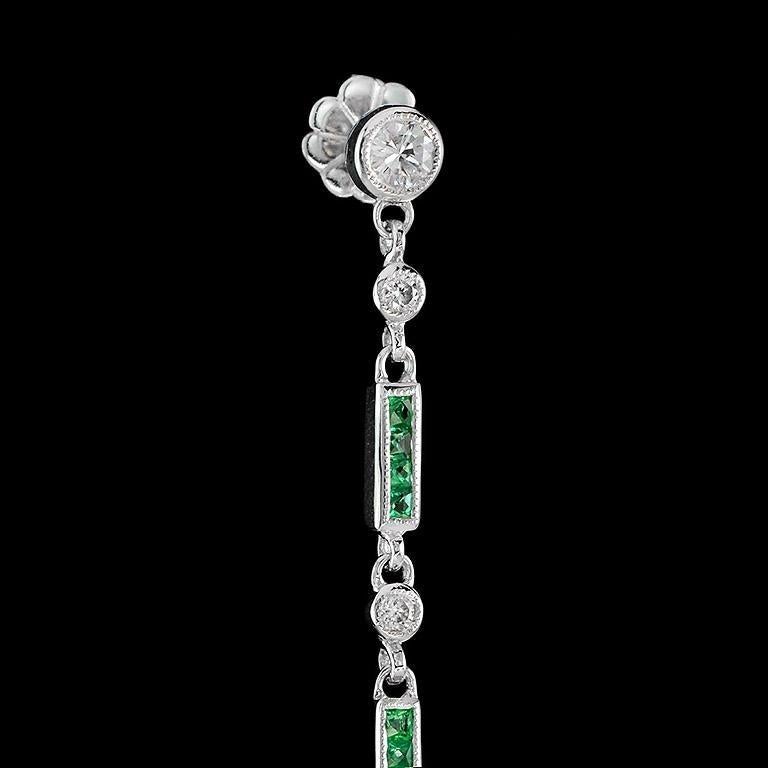 Diamond and Emerald Antique Style Drop Earrings in 14K White Gold In New Condition For Sale In Bangkok, TH