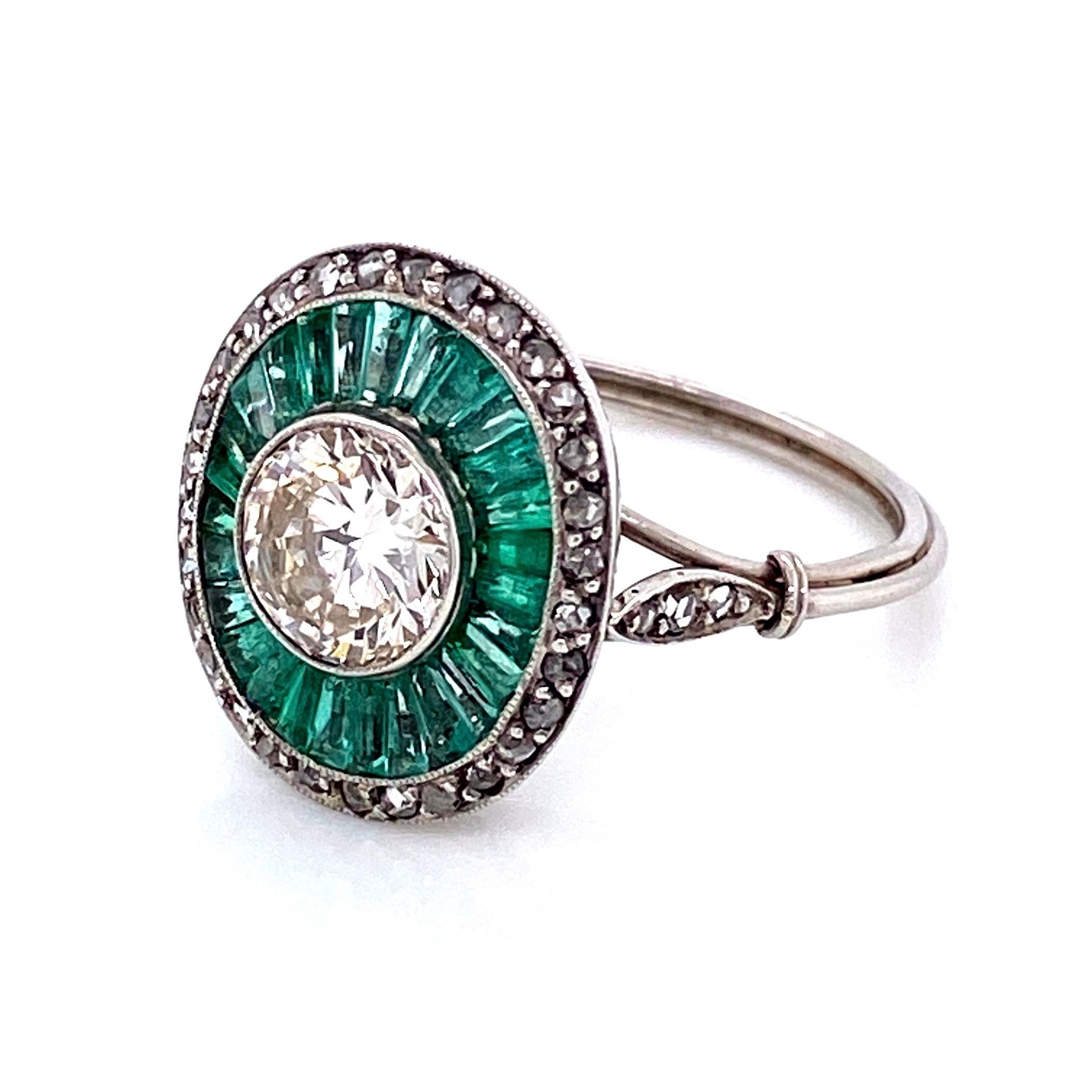 Diamond and Emerald Art Deco Style Cocktail Platinum Ring Estate Fine Jewelry In Excellent Condition In Montreal, QC