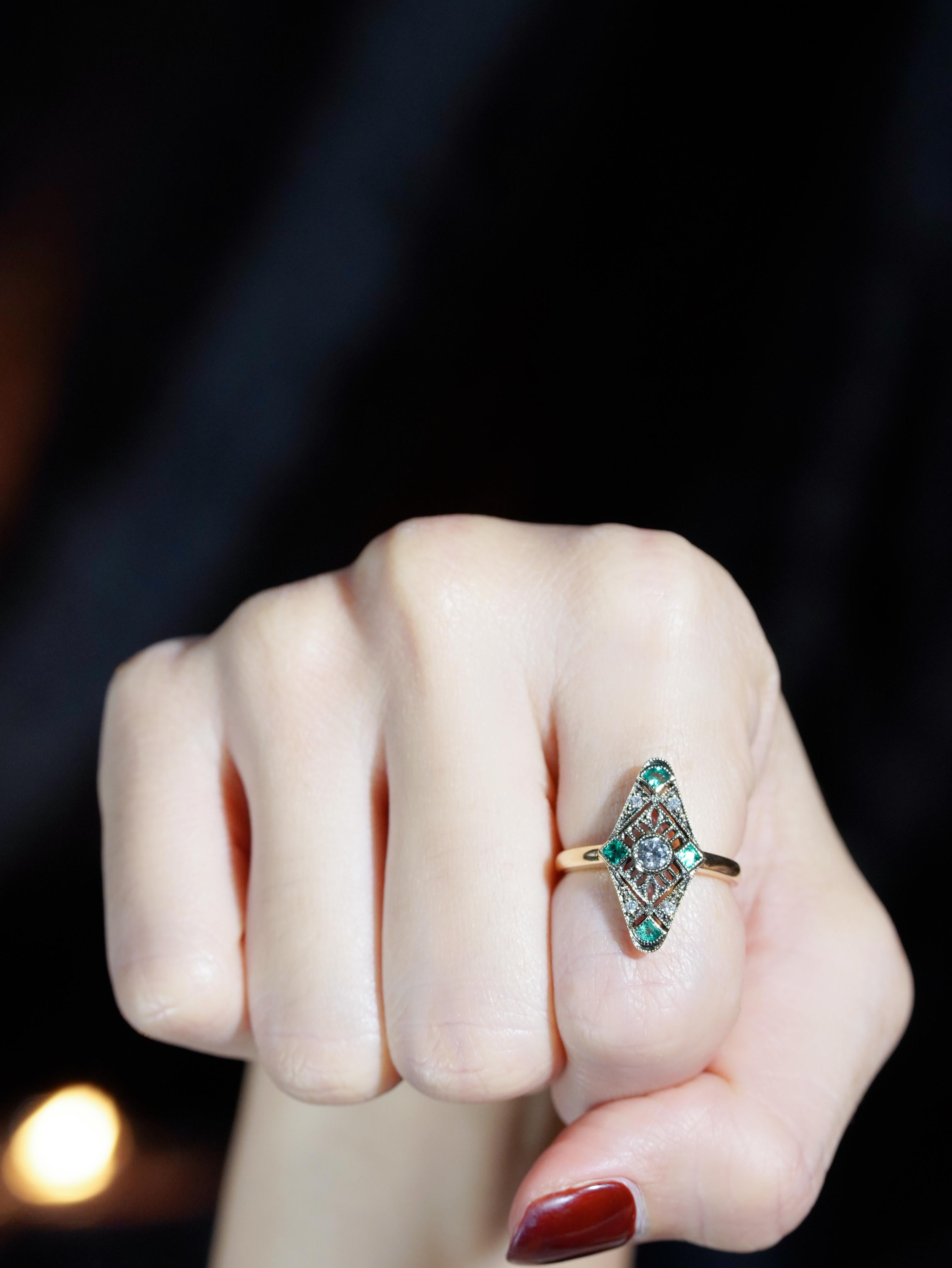 Taglio rotondo Anello da cocktail in stile Art Déco con diamanti e smeraldi in oro giallo 9K in vendita