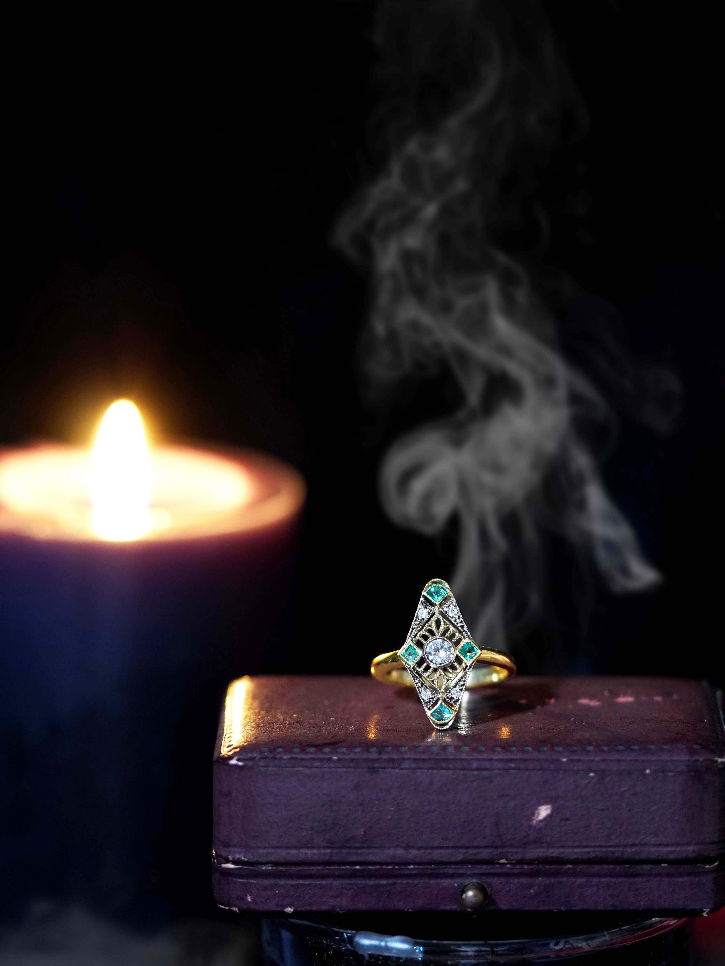 Anello da cocktail in stile Art Déco con diamanti e smeraldi in oro giallo 9K In condizioni Nuovo in vendita a Bangkok, TH