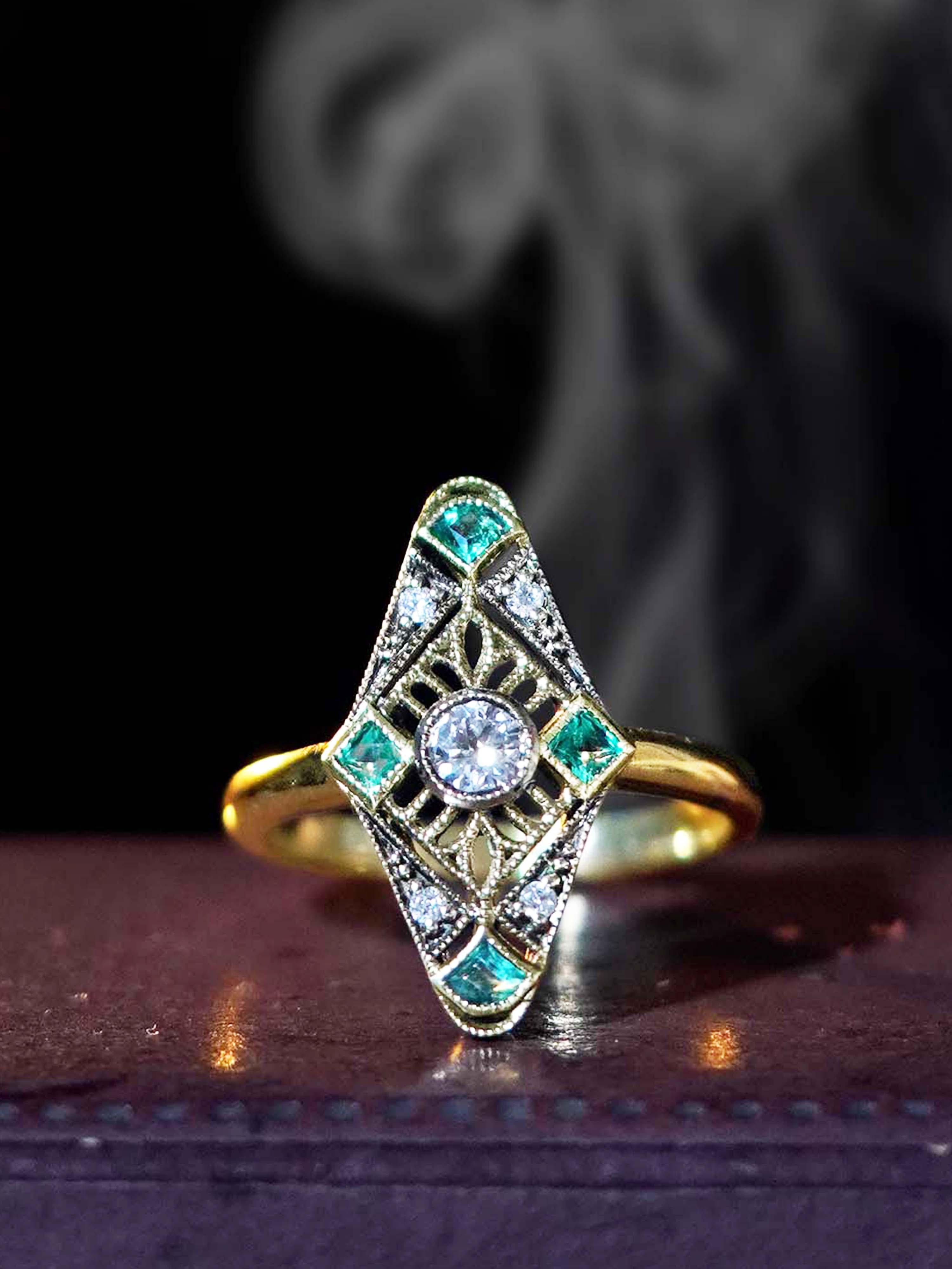 Donna Anello da cocktail in stile Art Déco con diamanti e smeraldi in oro giallo 9K in vendita