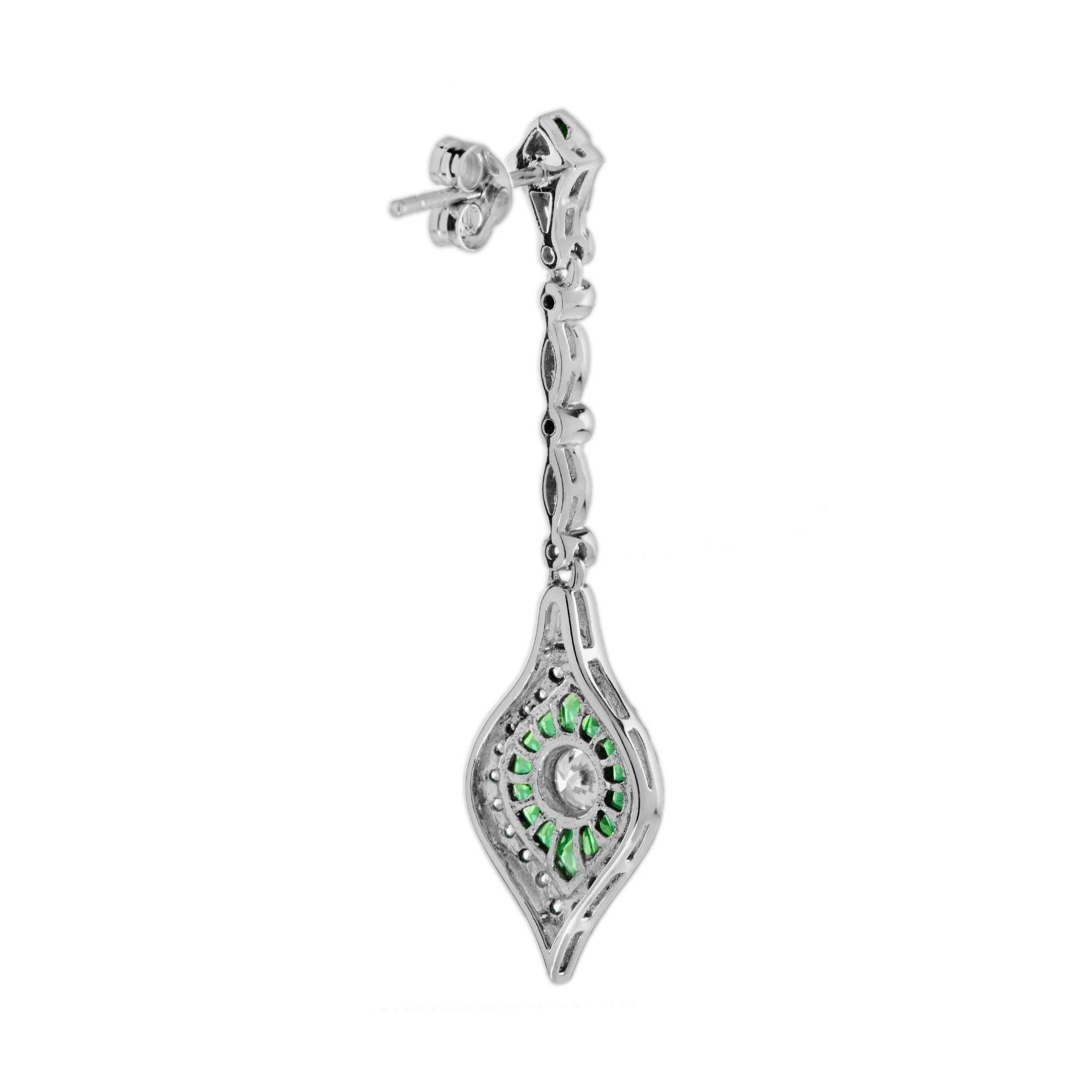Diamond and Emerald Art Deco Style Dangle Earrings in 14k White Gold In New Condition For Sale In Bangkok, TH