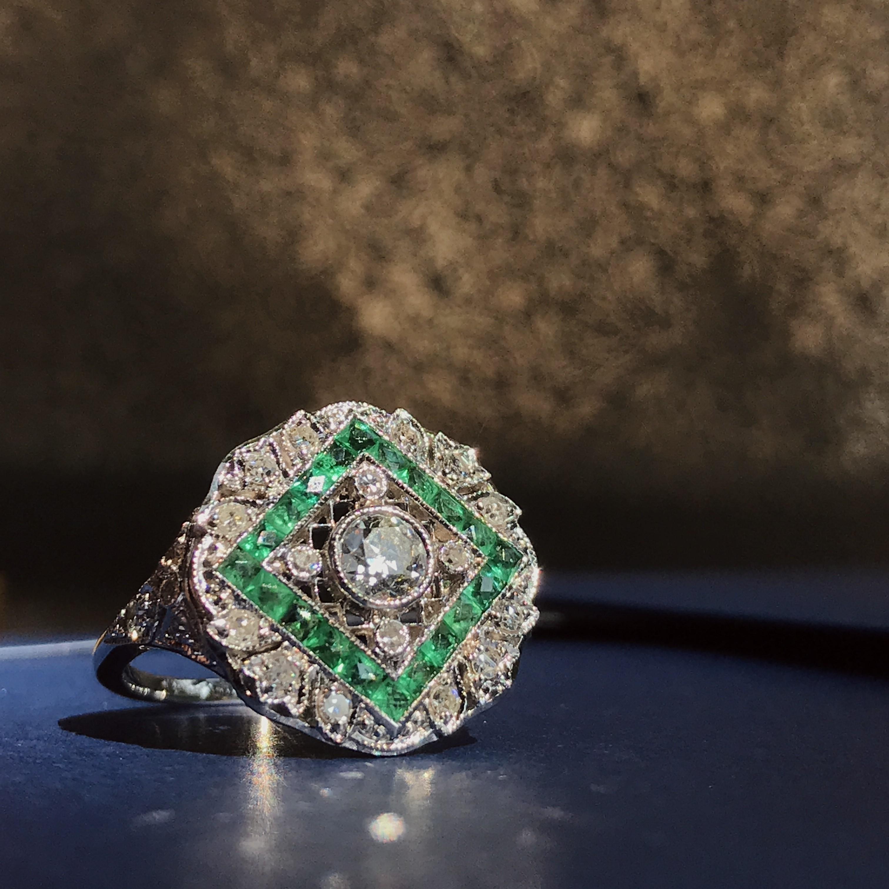 Diamond and Emerald Art Deco Style Engagement Ring in 18K White Gold In New Condition For Sale In Bangkok, TH