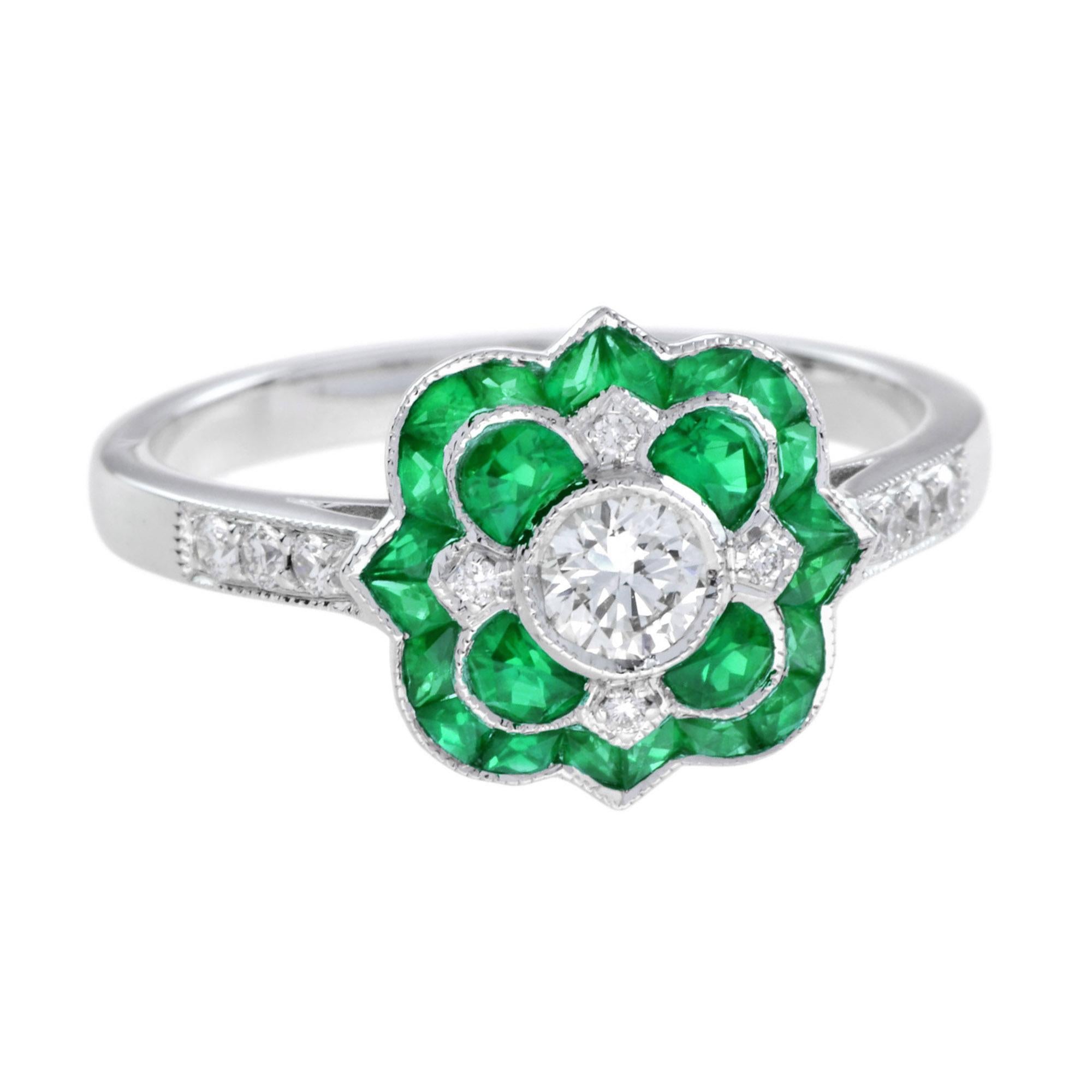 Taglio rotondo Anello floreale in stile Art Déco con diamanti e smeraldi in oro bianco 18 carati in vendita