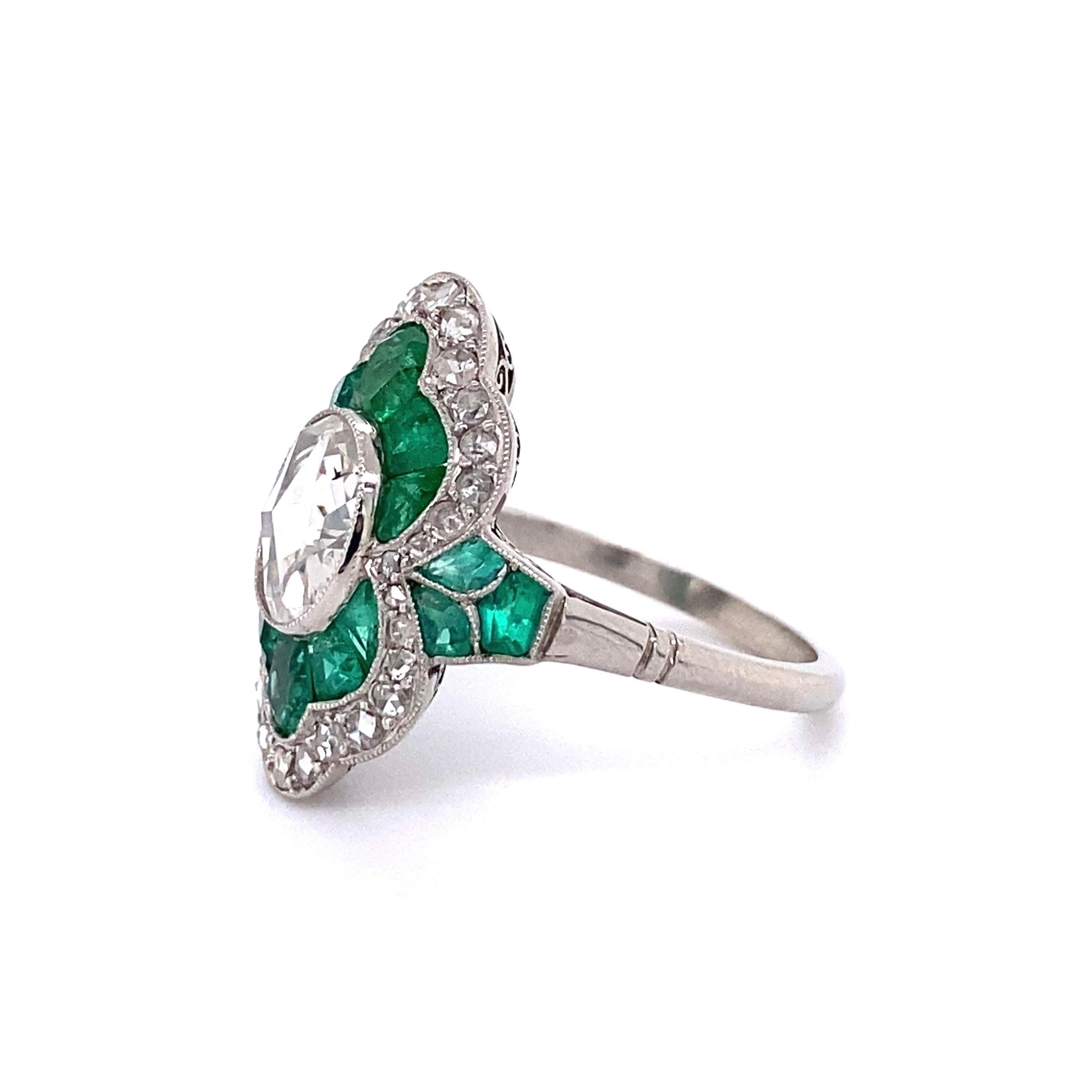 Diamond and Emerald Art Deco Style Platinum Ring Estate Fine Jewelry In Excellent Condition In Montreal, QC