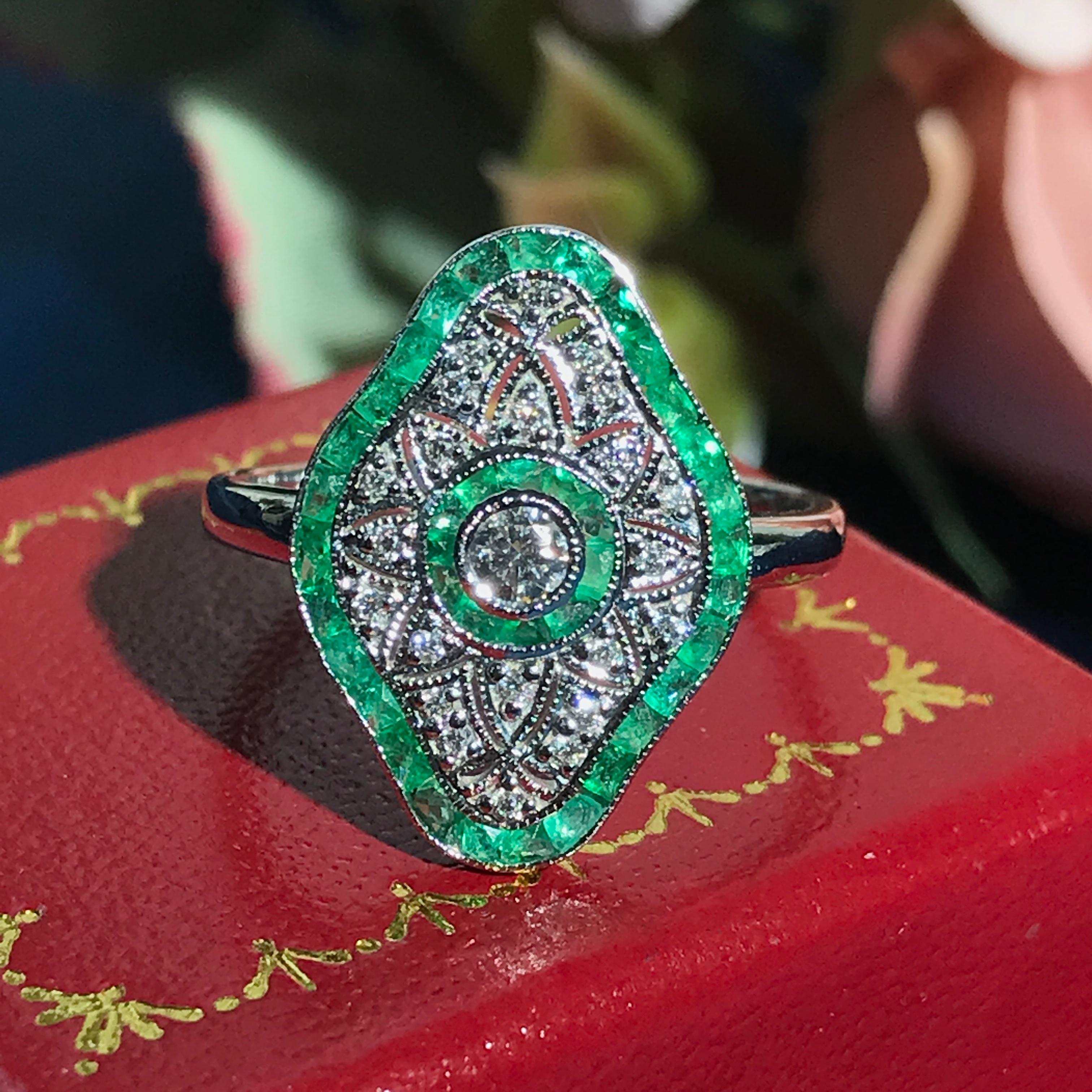 Taglio rotondo Anello con diamante e smeraldo in stile Art Déco in oro bianco 18 carati in vendita