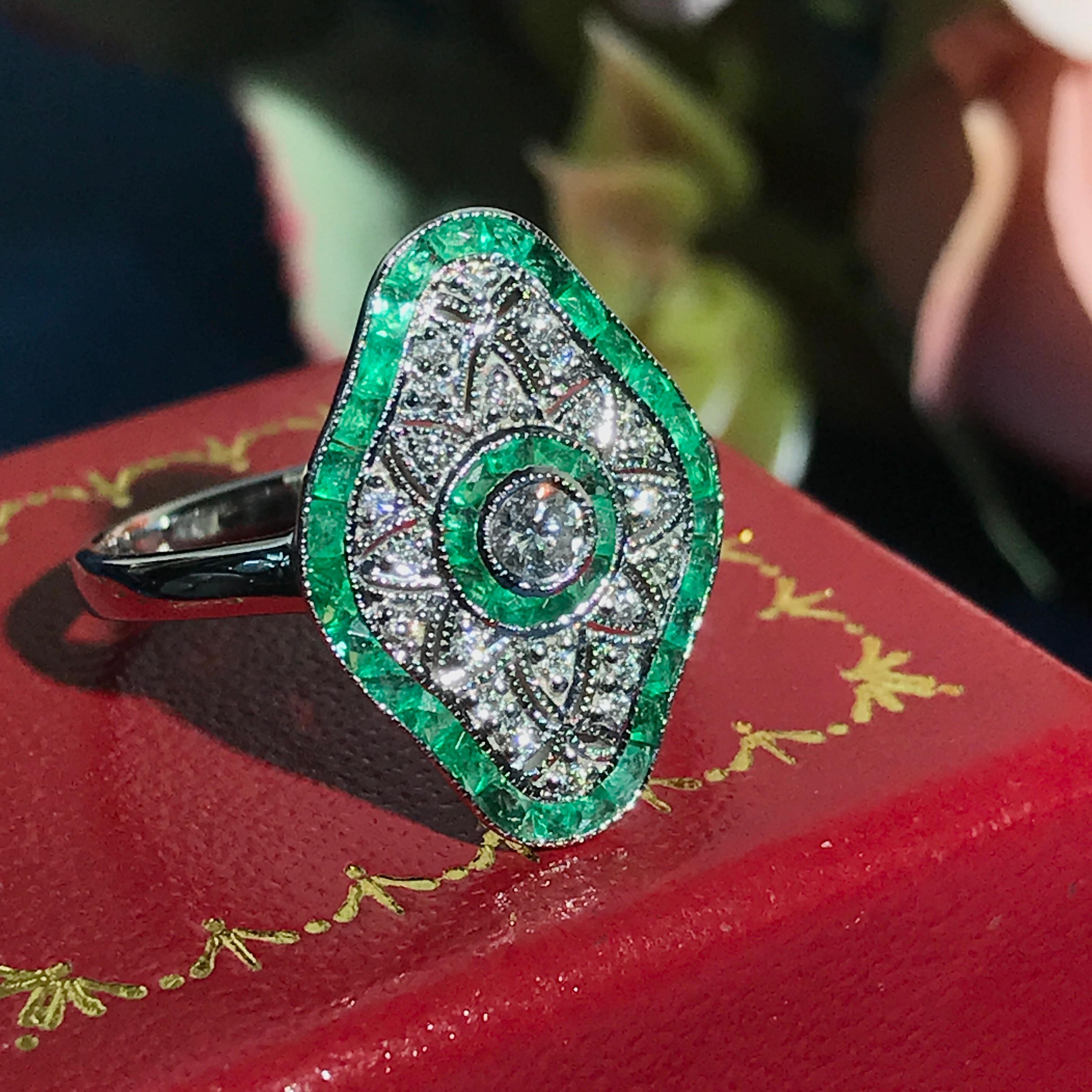 Anello con diamante e smeraldo in stile Art Déco in oro bianco 18 carati In condizioni Nuovo in vendita a Bangkok, TH
